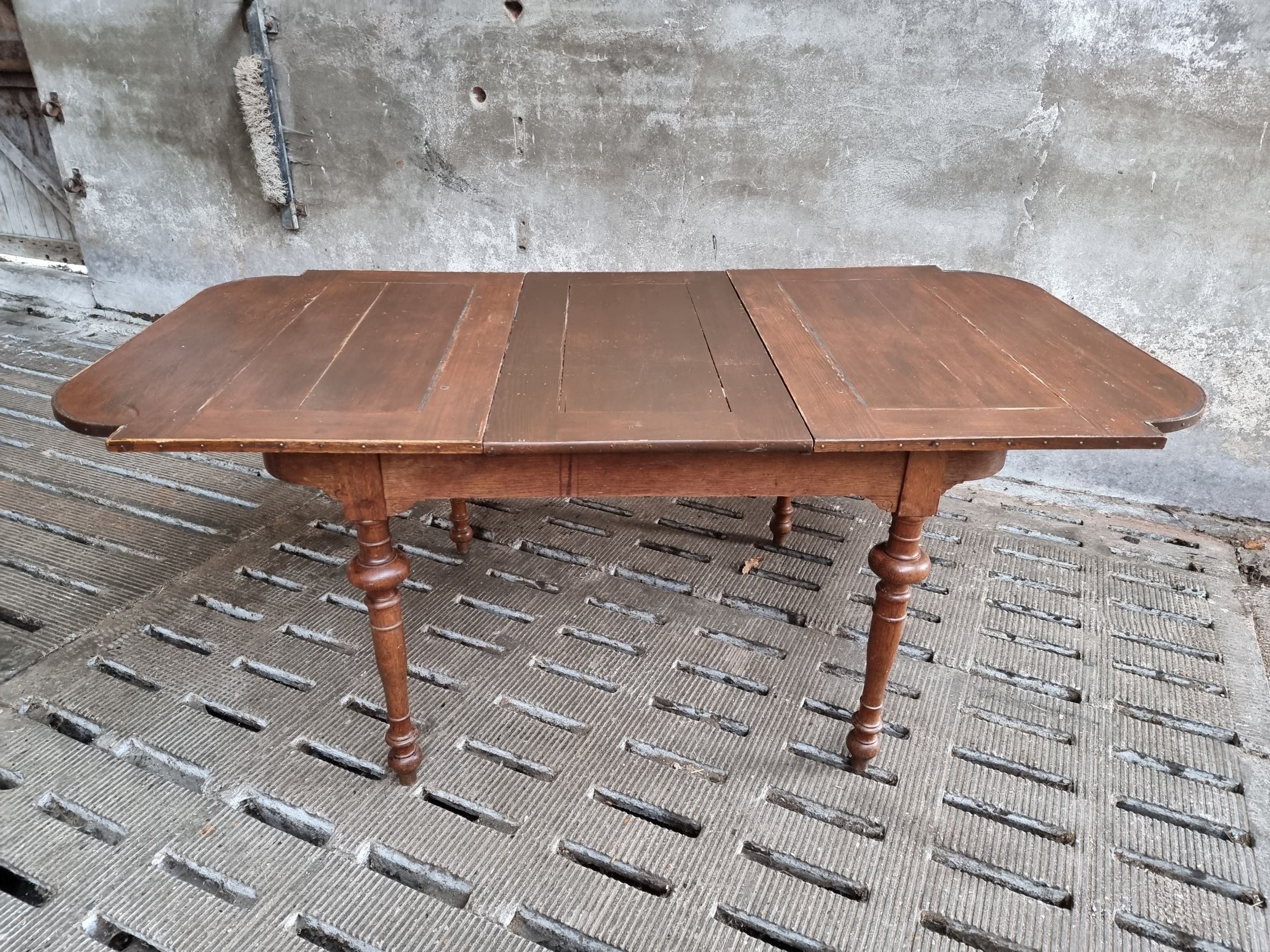 Antique extendable diningtable