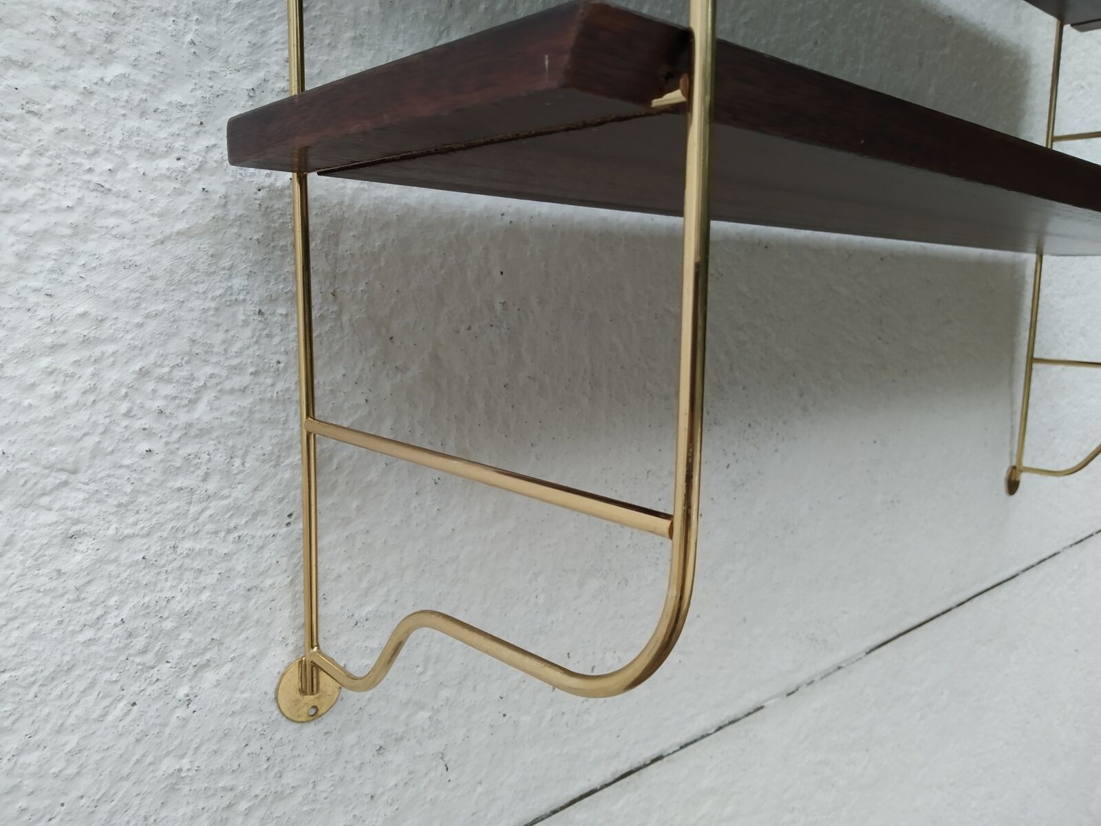 Etagère murale string bois-métal doré