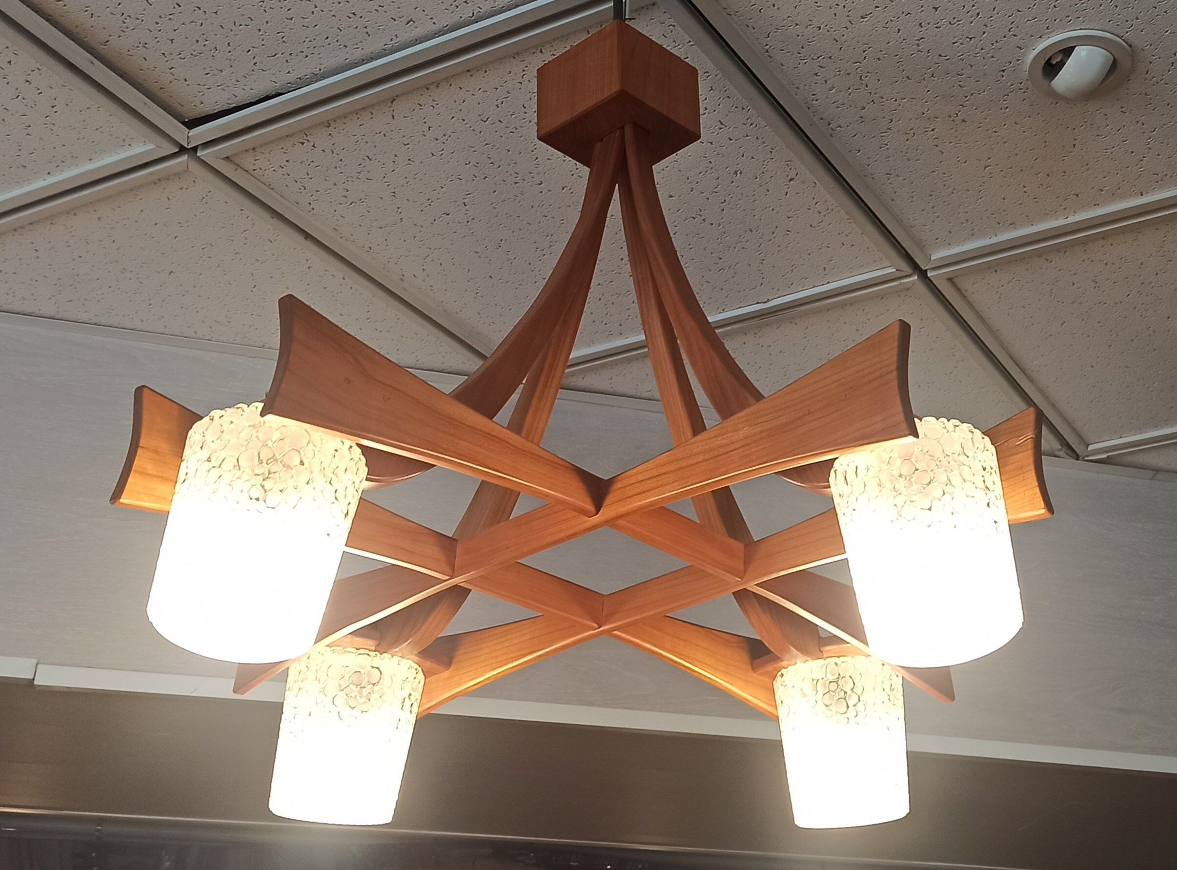 Lustre scandinave 4 feux teck et tulipes pâte de verre années 60  largeur 70,5 cm