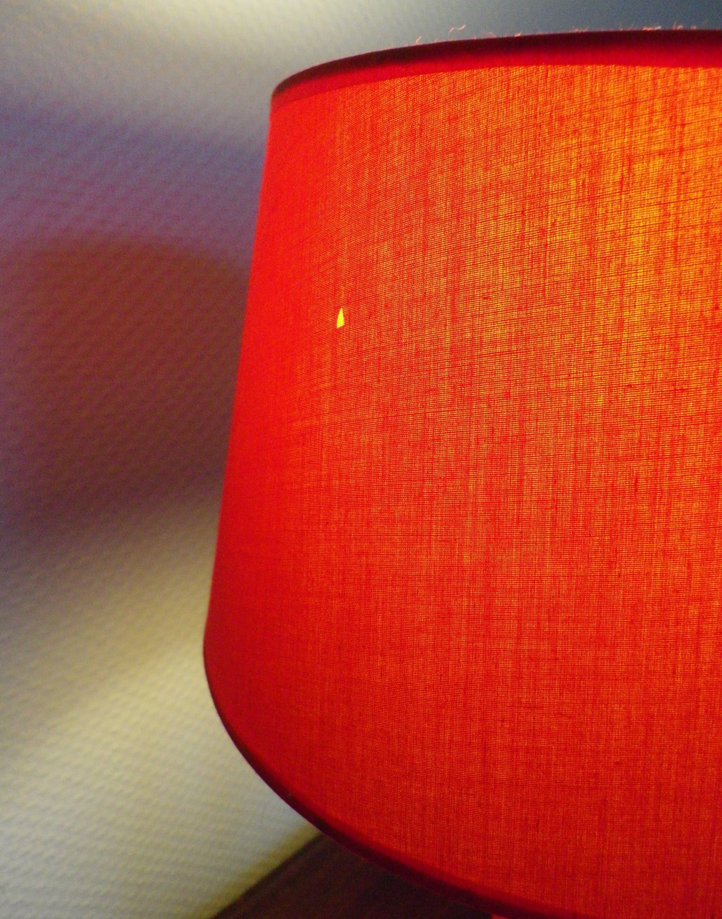 Lampe à poser, pied métal rouge, abat jour rouge, années 70