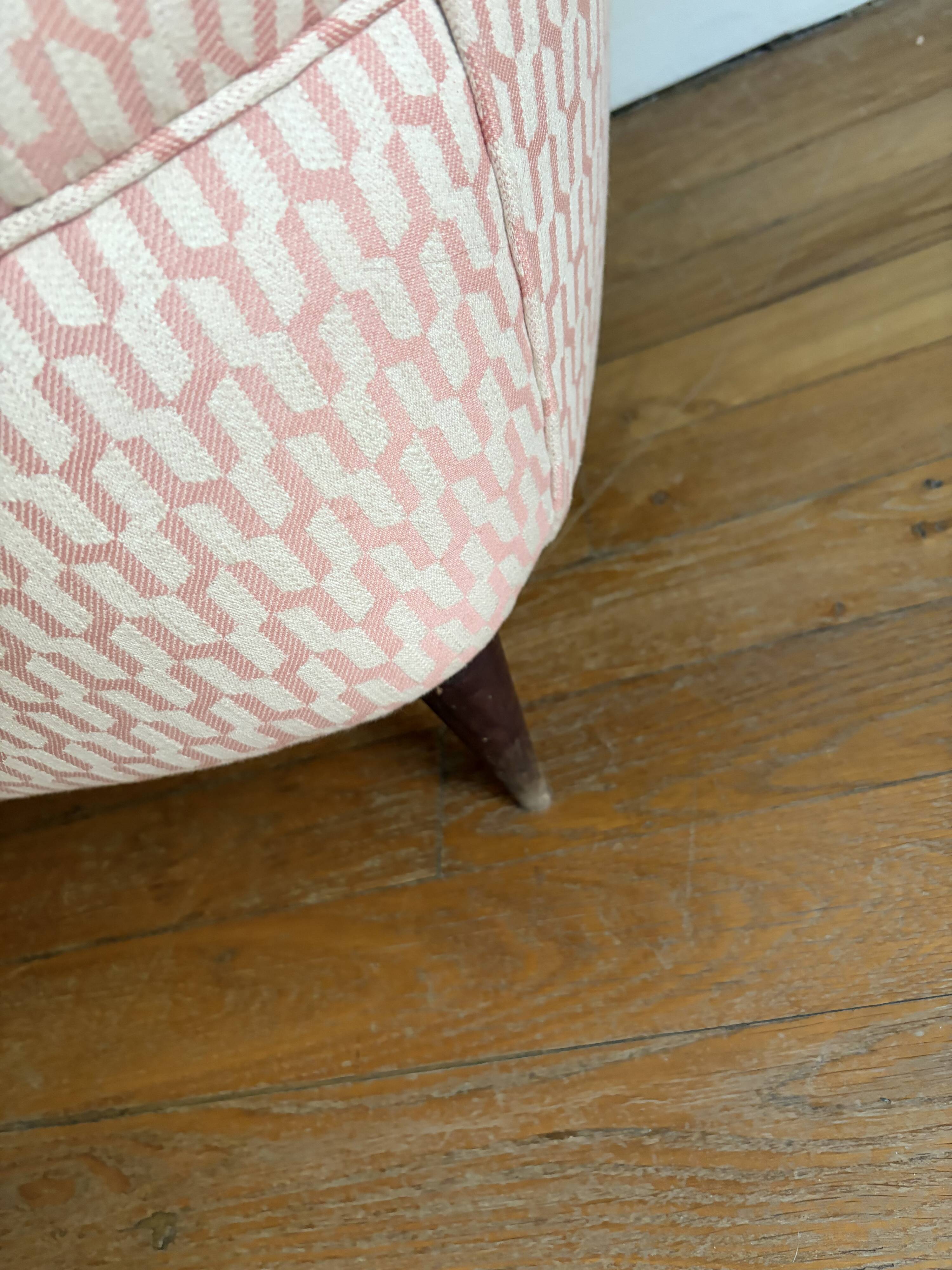 Vintage Italian 1960s pink fabric sofa – Organic design
