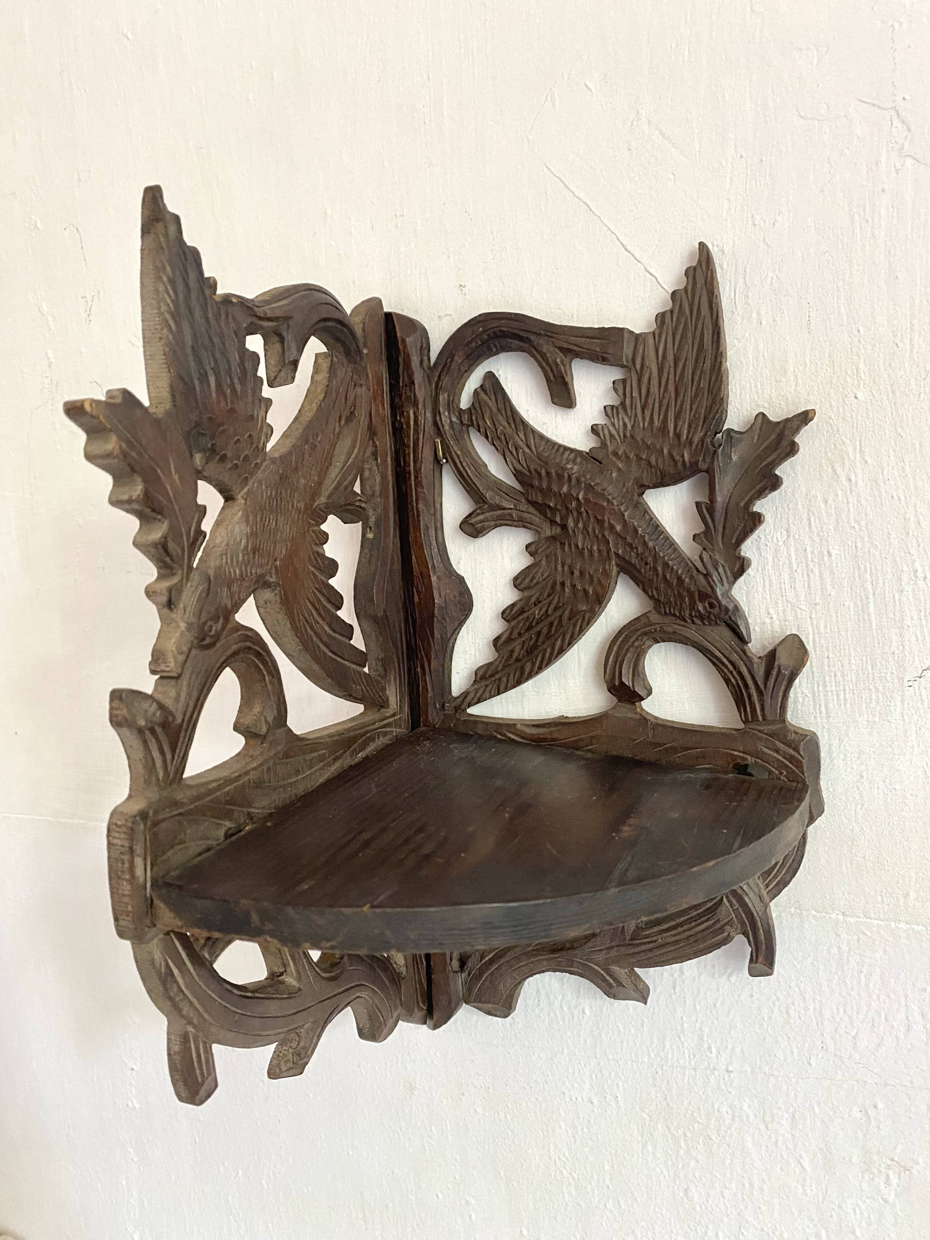 Etagère d'angle ancienne en bois sculpté oiseaux XIXe