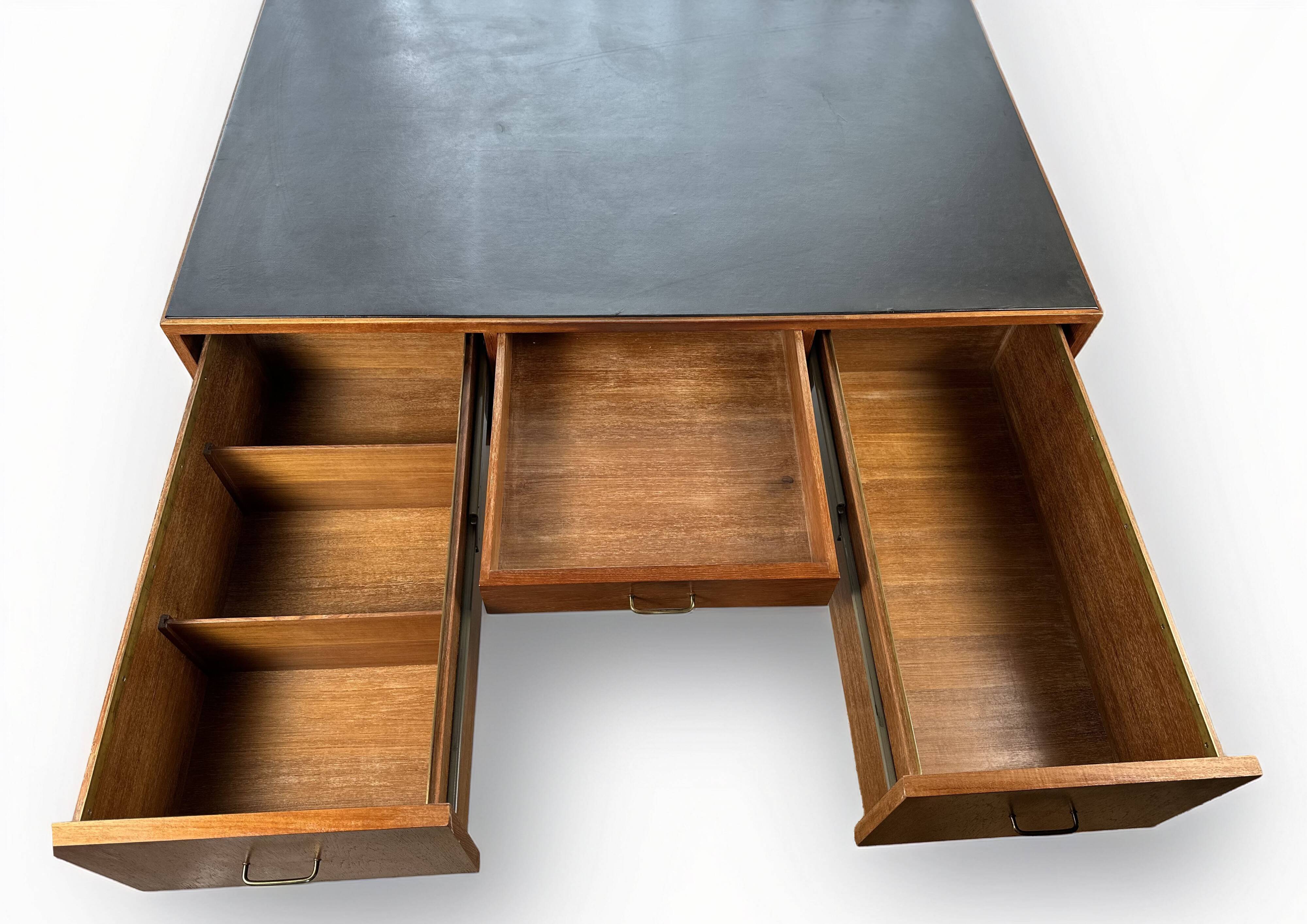 Grand bureau vintage de style moderne du milieu du siècle.