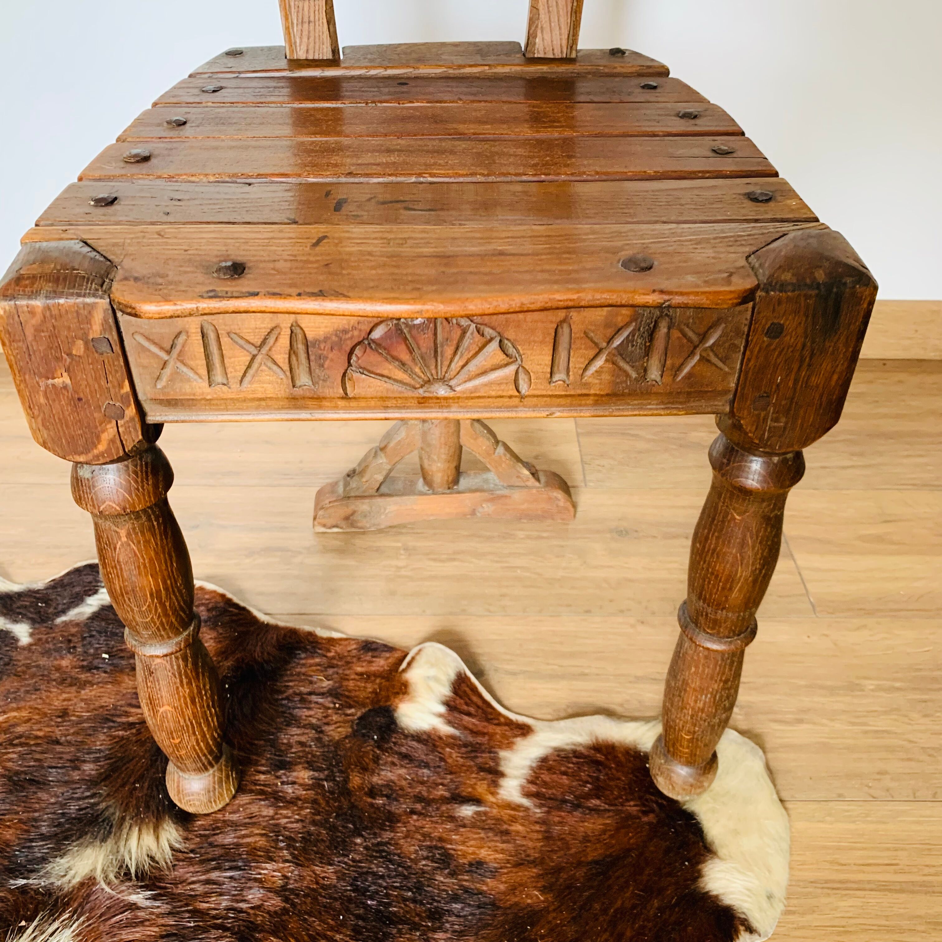 Ensemble de 5 chaises en bois, travail artisanal