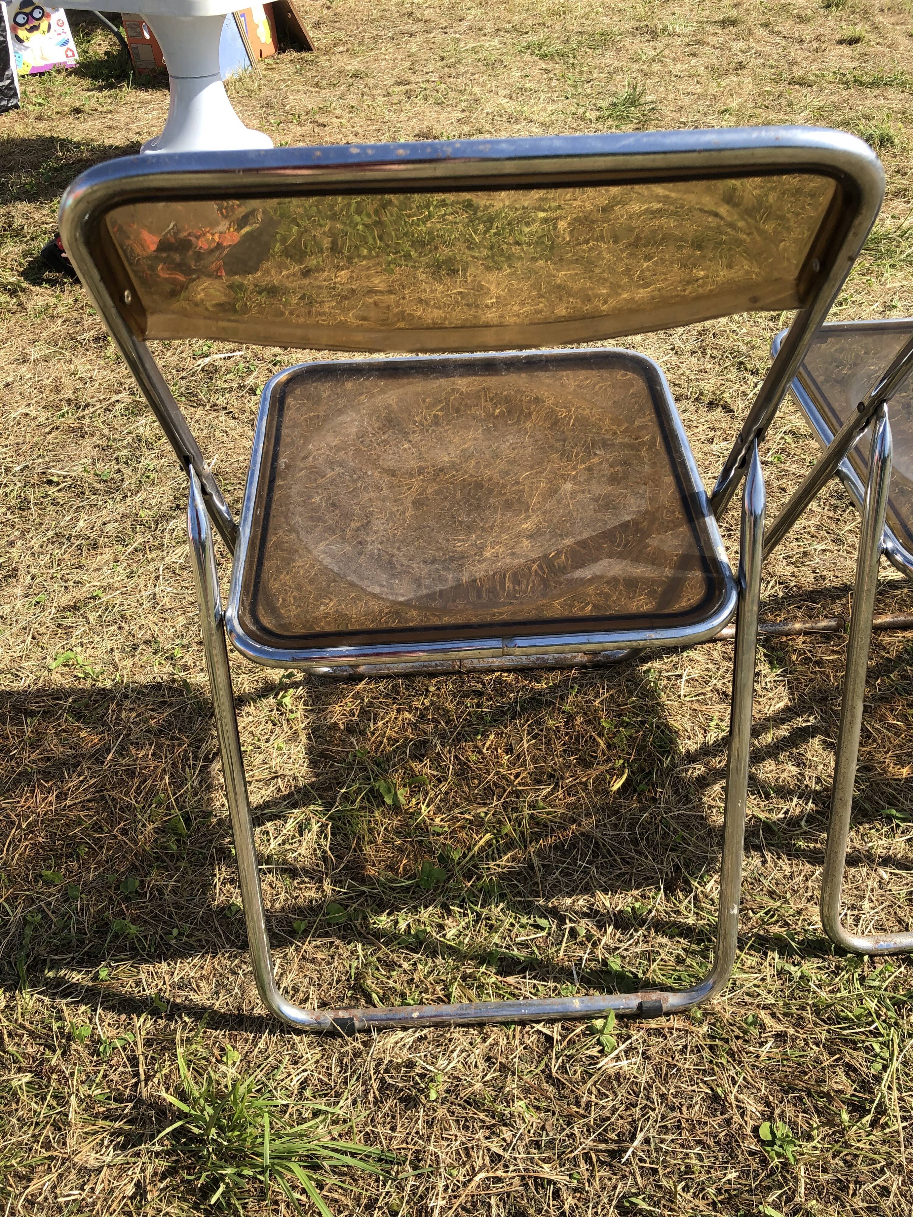 Lot 5 folding chairs in brown plexiglass 70s