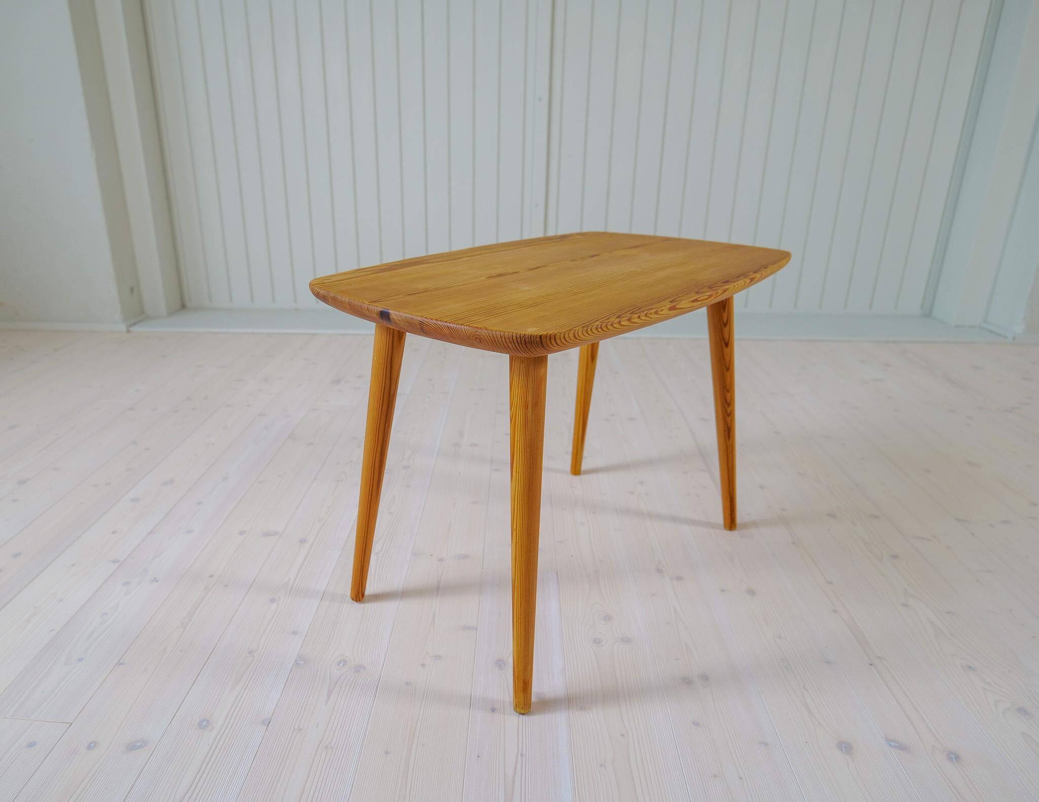 Table basse moderne du milieu du siècle en pin Suède 1940s