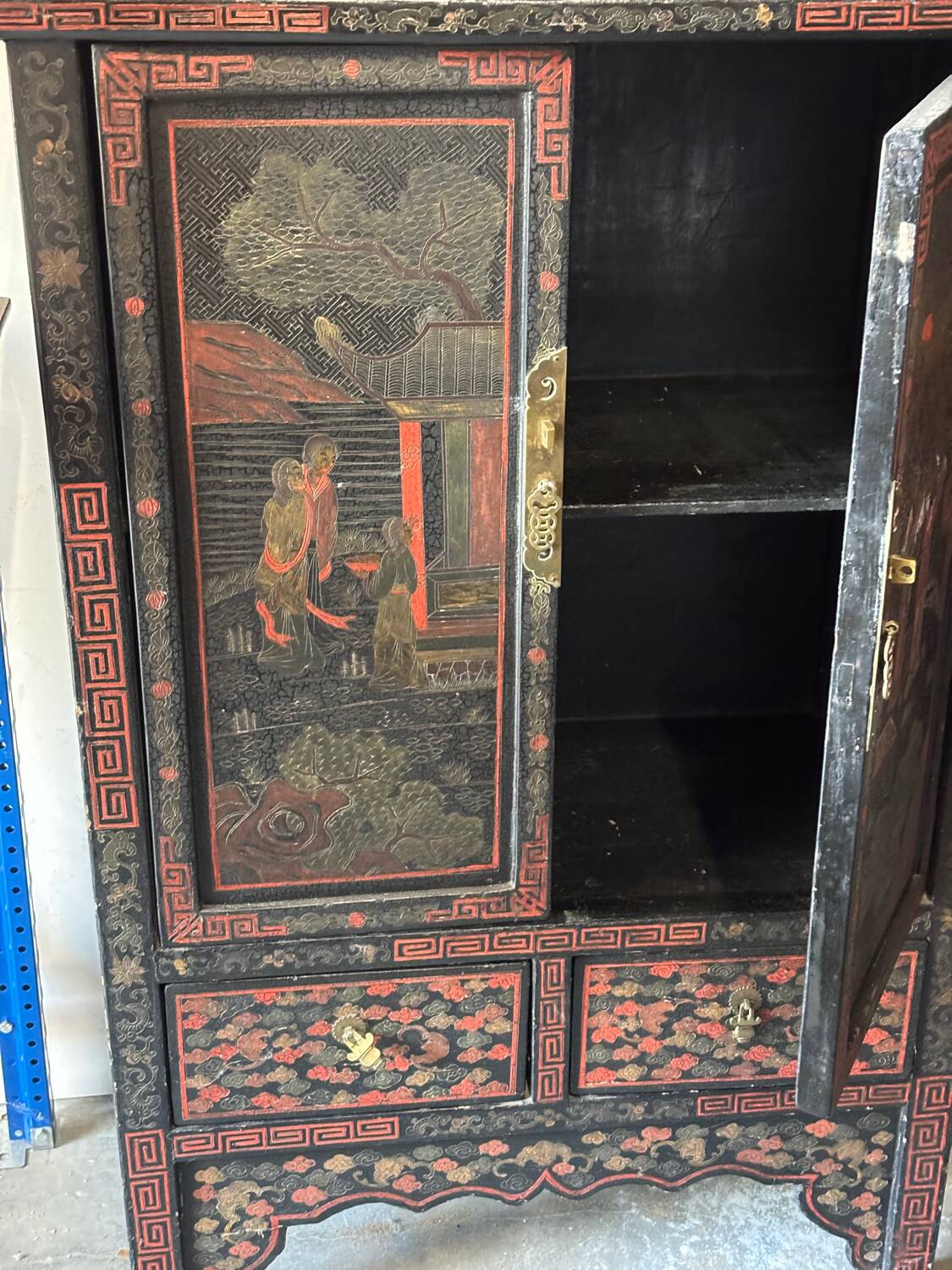 Antique Chinese cabinet in black and red lacquered wood – painted decoration on