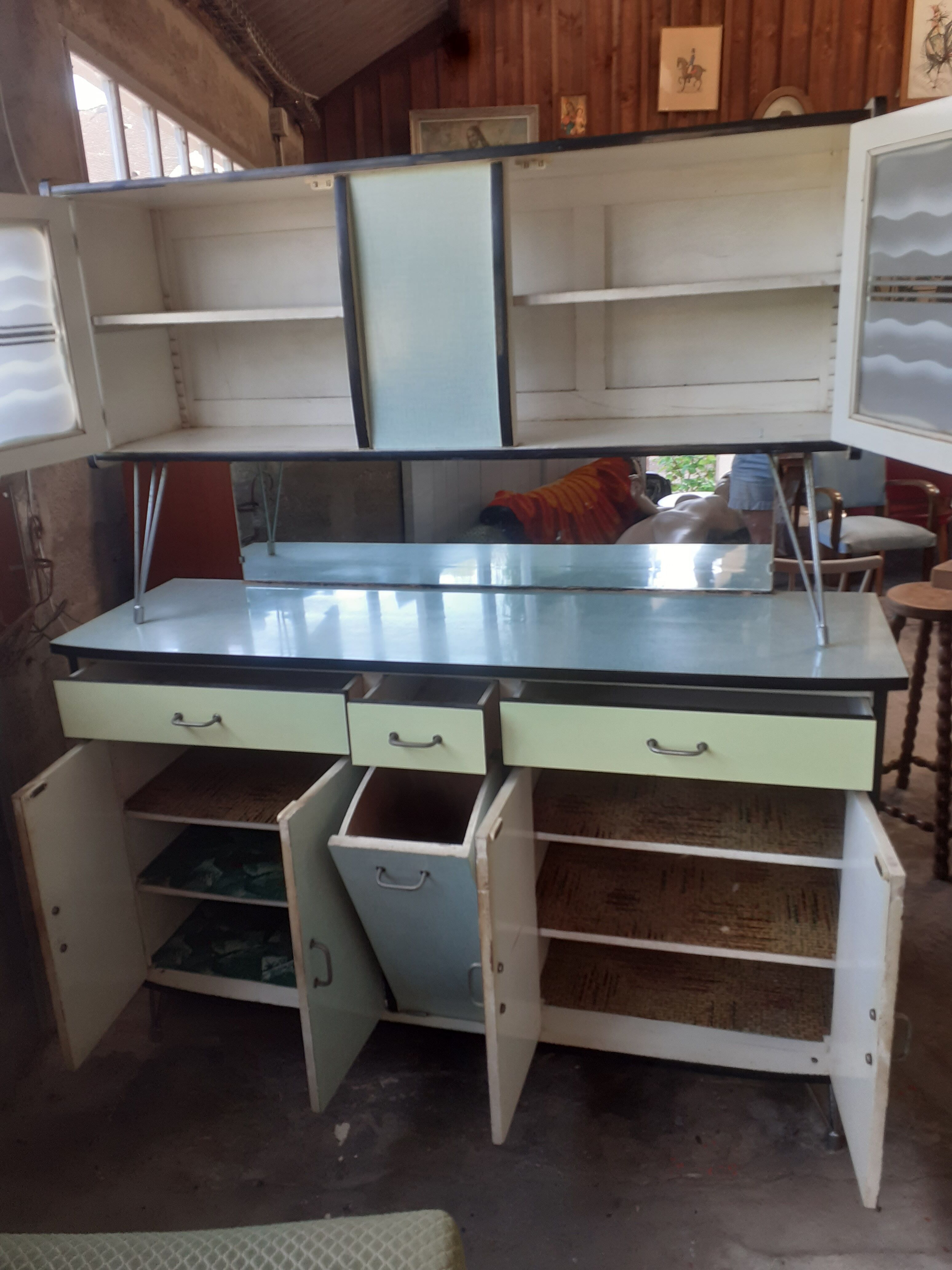 Buffet in green formica.