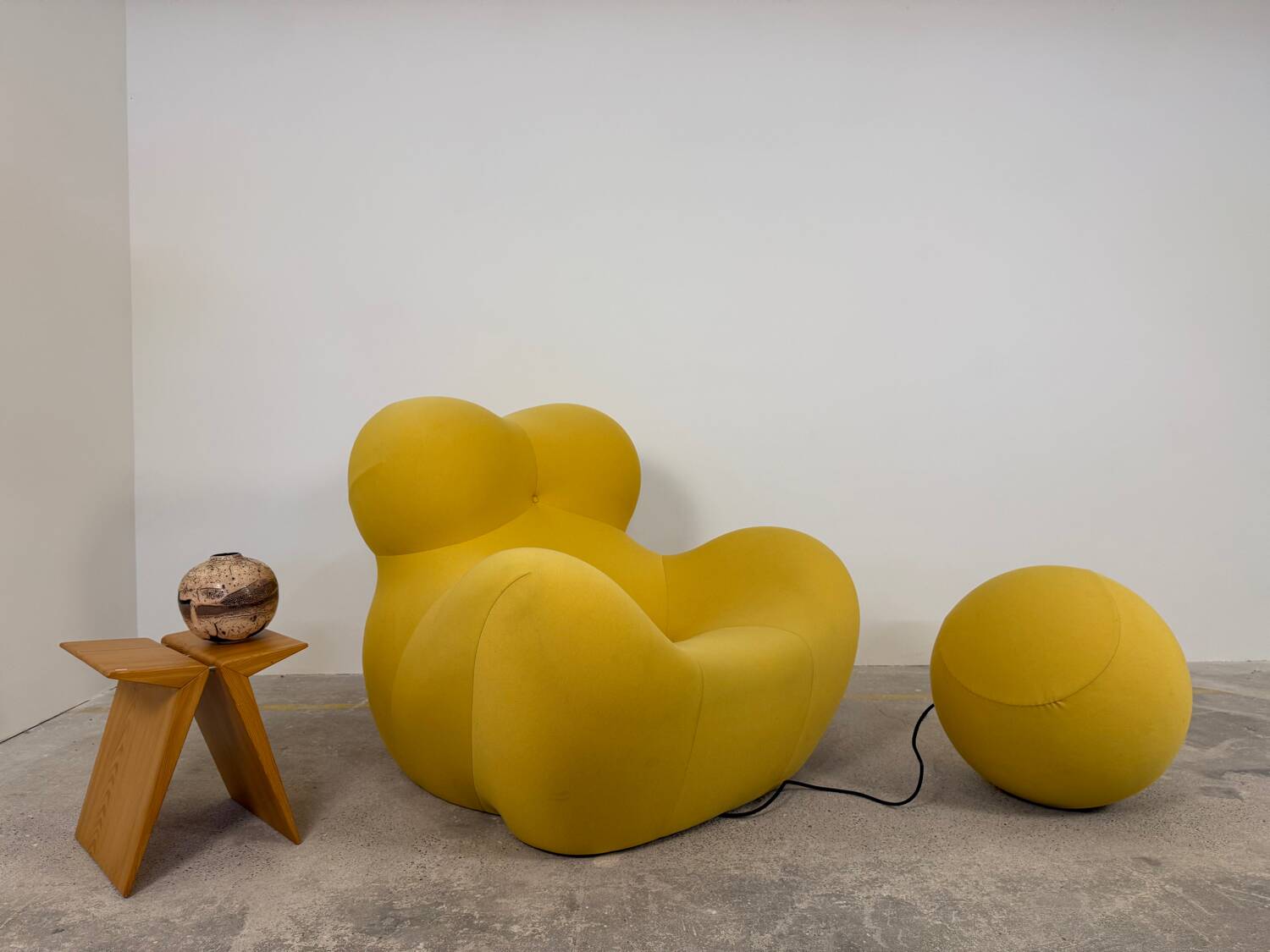 UP5_6 Big Mama Armchair - B&B Italia - Gaetano Pesce - yellow + pouf -