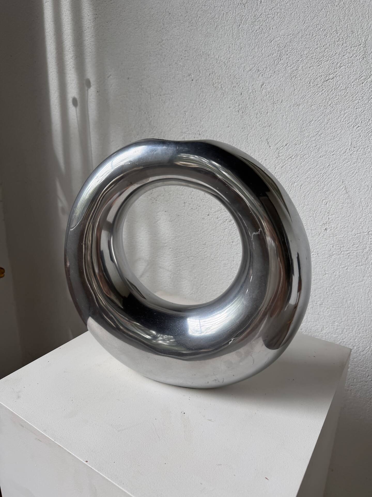 Round aluminium loop vase