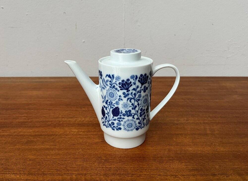 Teapot or coffee pot in German ceramic from the mid-century, Hamburg Form 20 series decor Blumenspiel by Lieselotte Kantner for Melitta, 1960s.