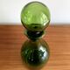 Bouteille à carafe en verre vert avec bouchon rond dans le style du verre Blenko ou Empoli