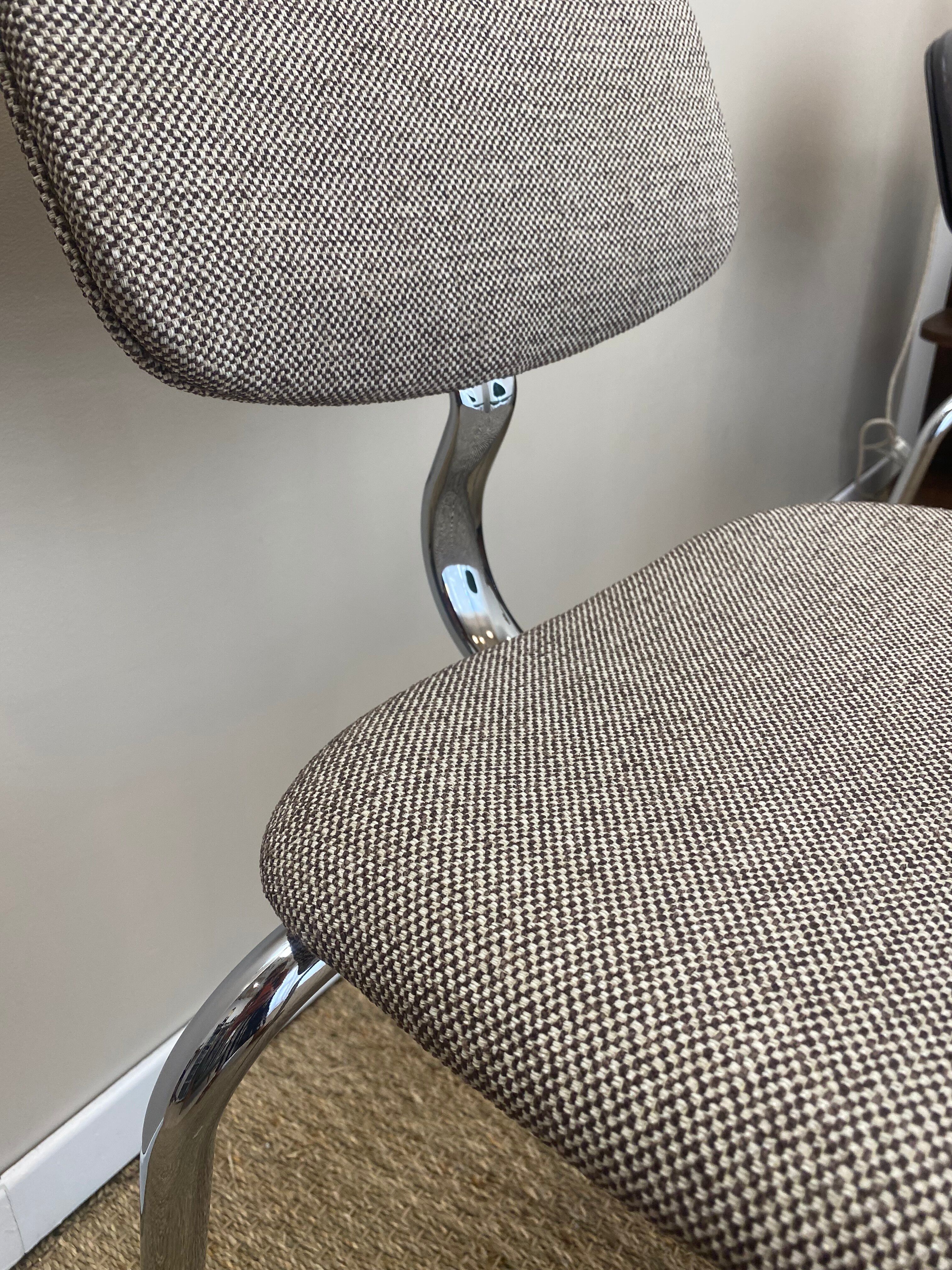 Suite de 4 chaises modèle 420-44, attribuées à Pierre Paulin pour Stee