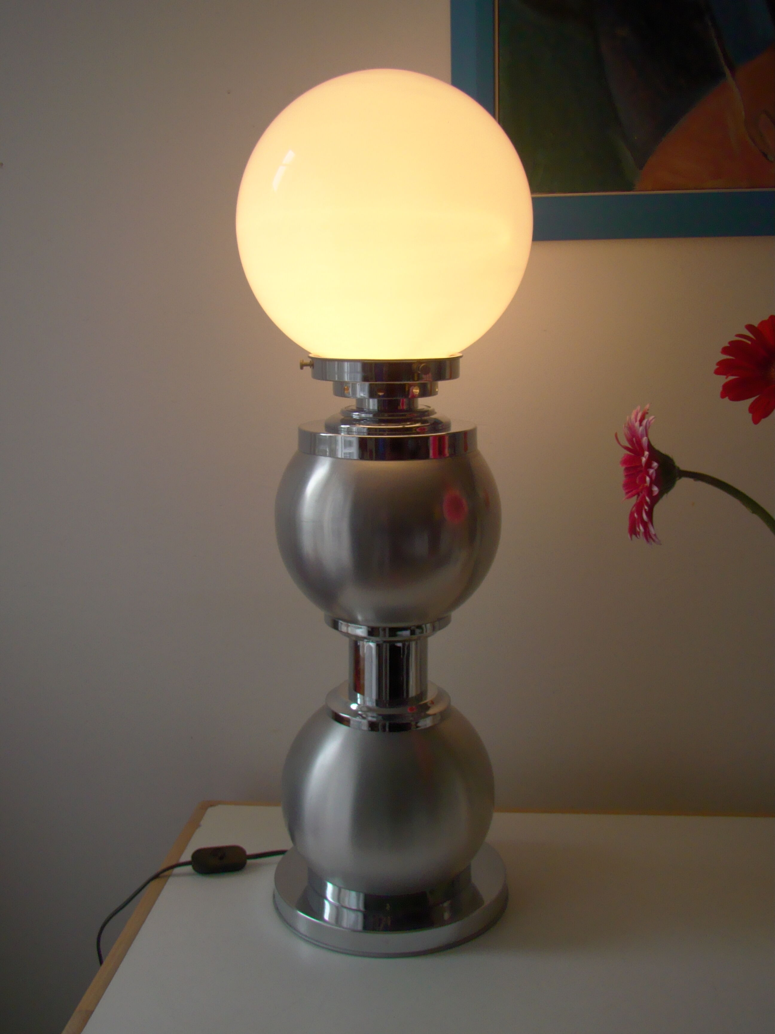 Lampe vintage aluminium et opaline signée
