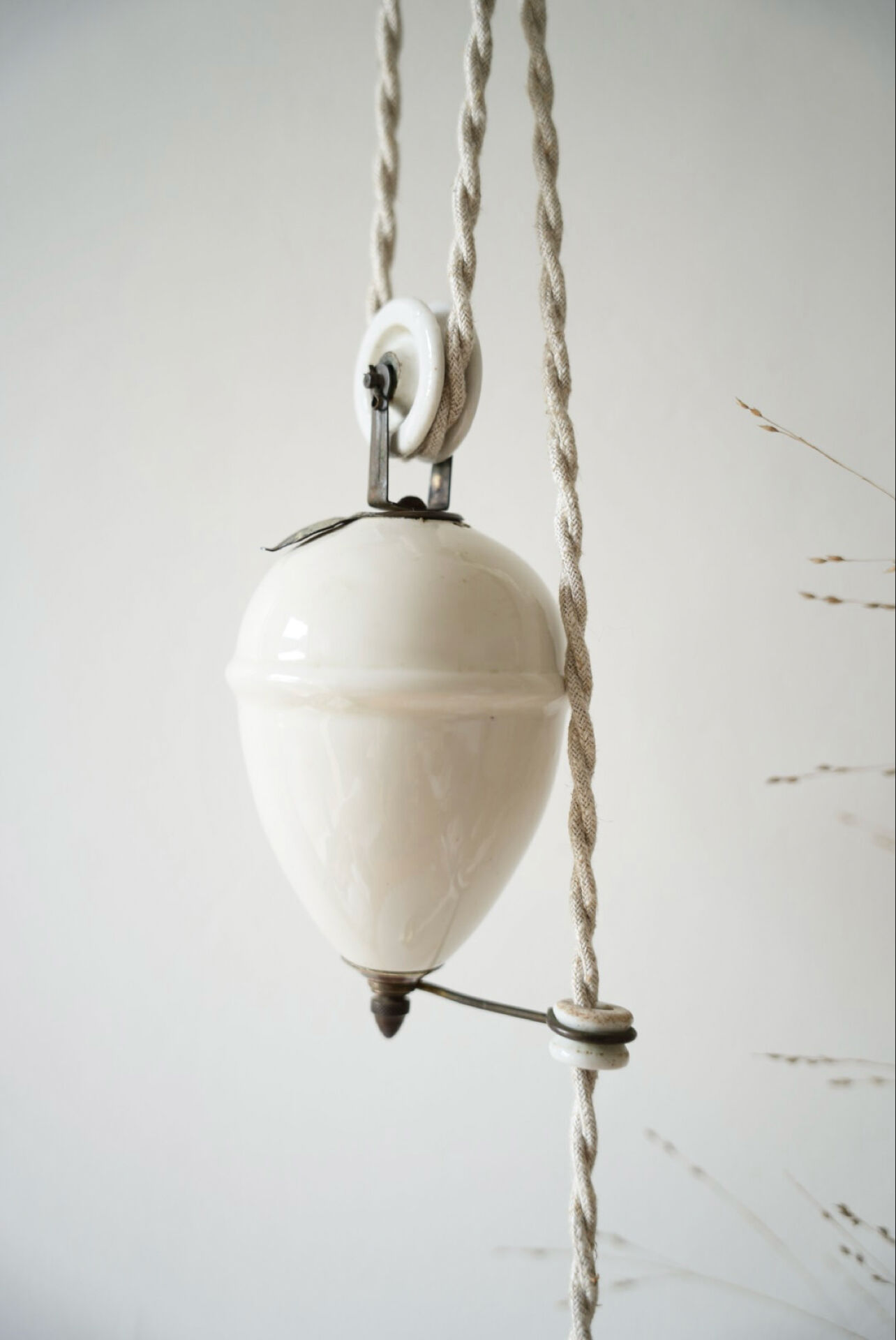 Opaline suspension, adjustable height.