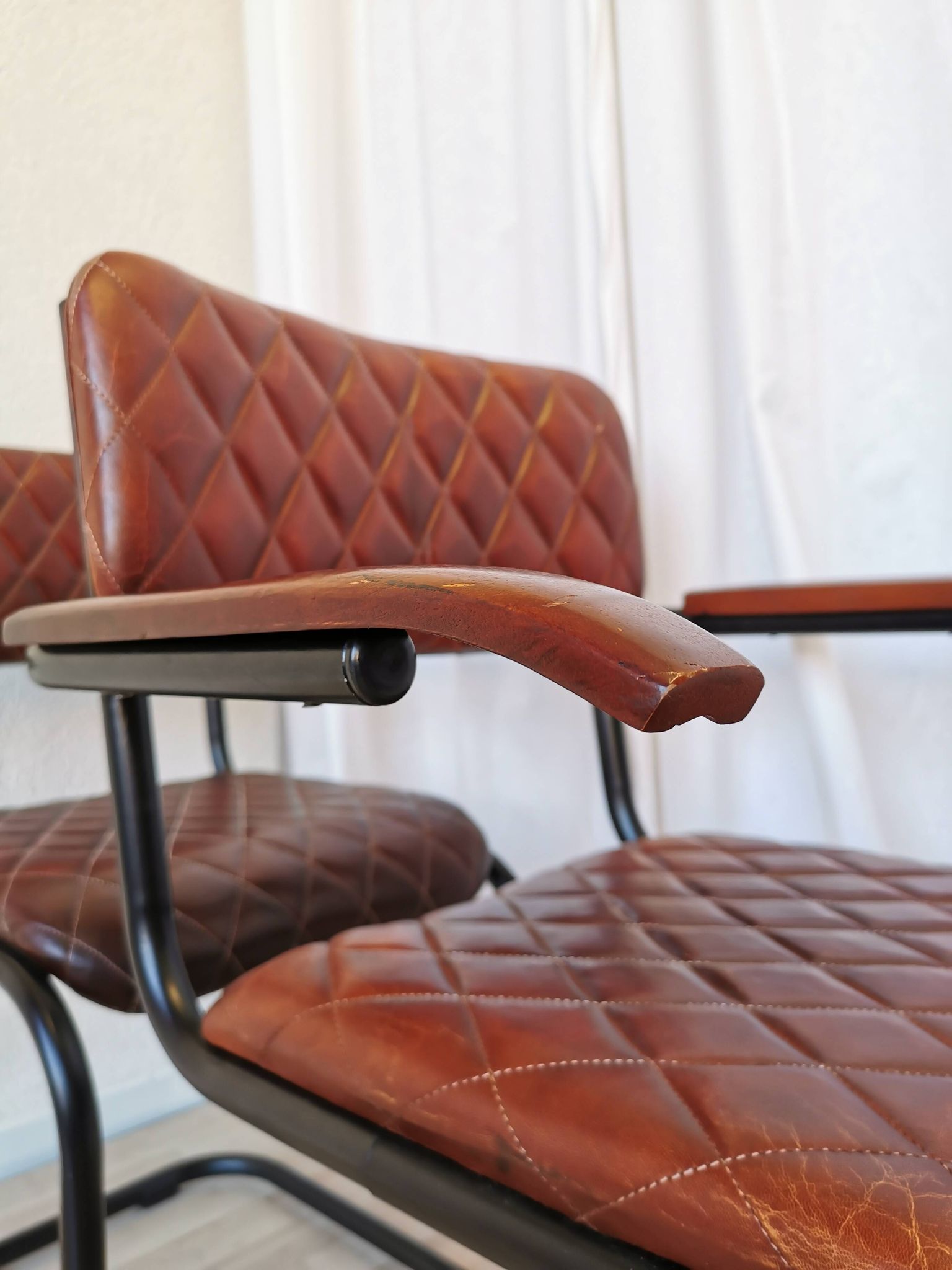 Lot de 4 chaises de salle à manger vintage en cuir matelassé : base en métal noir