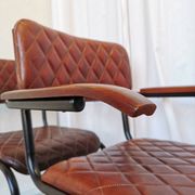 Lot de 4 chaises de salle à manger vintage en cuir matelassé : base en métal noir