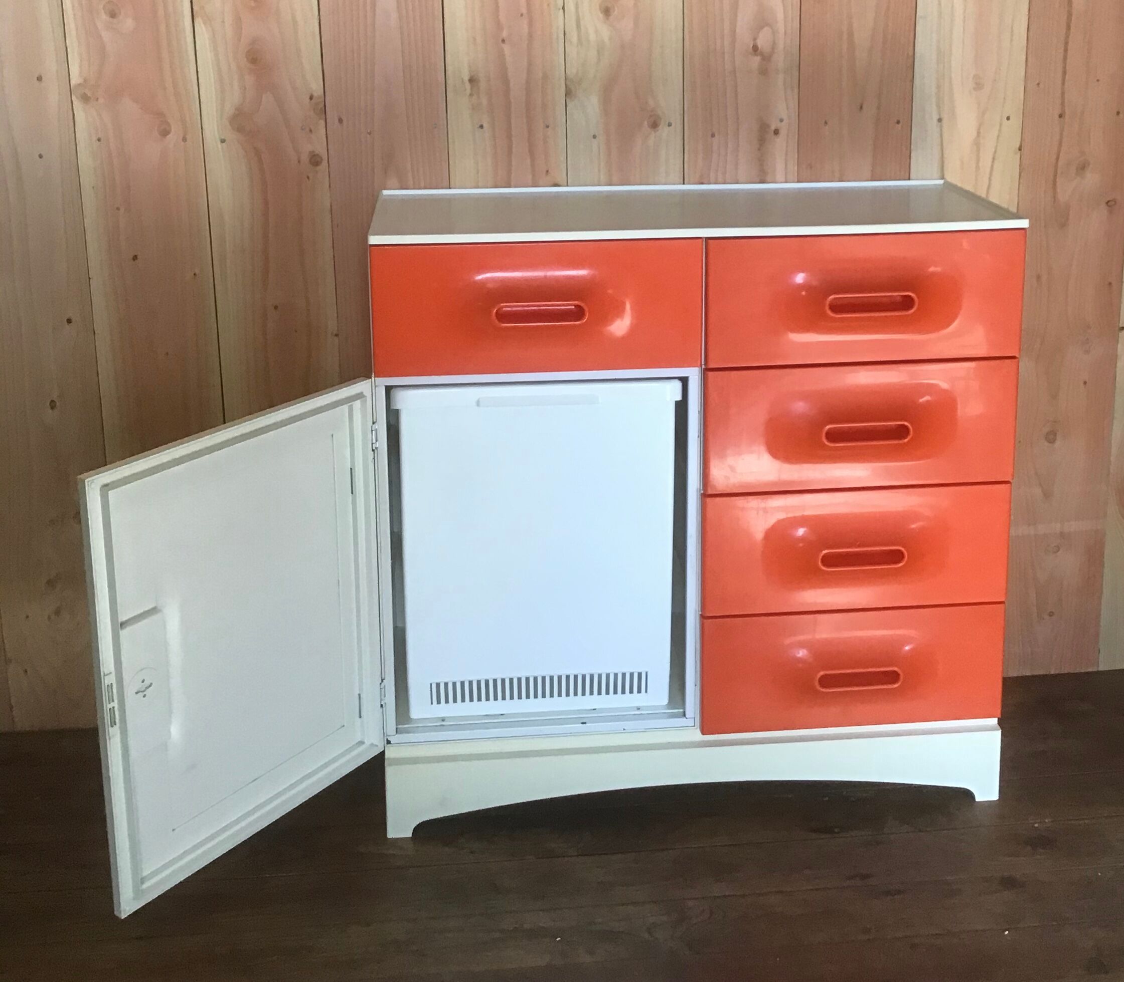 Bathroom furniture distributed by Prisunic