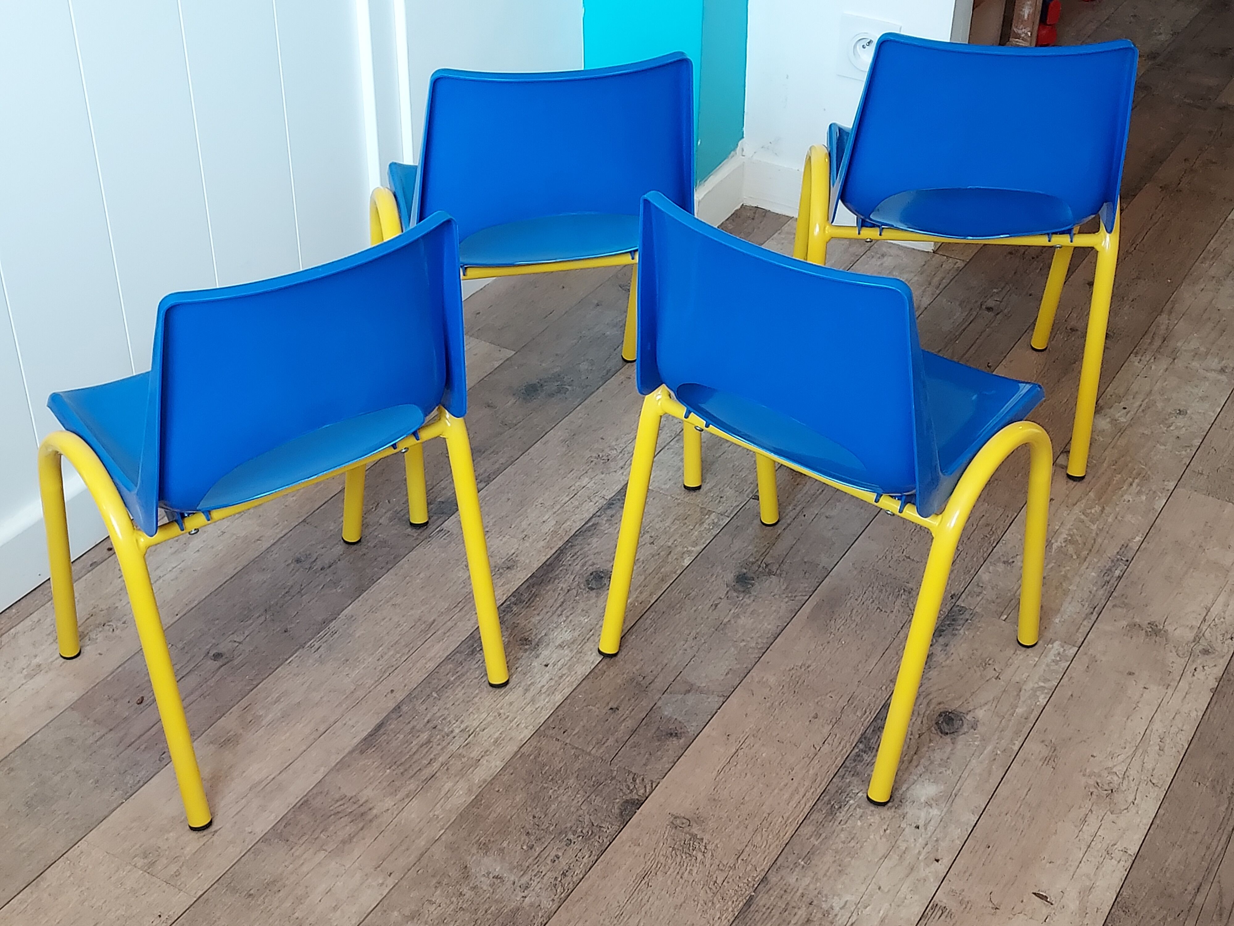 4 chaises coque école