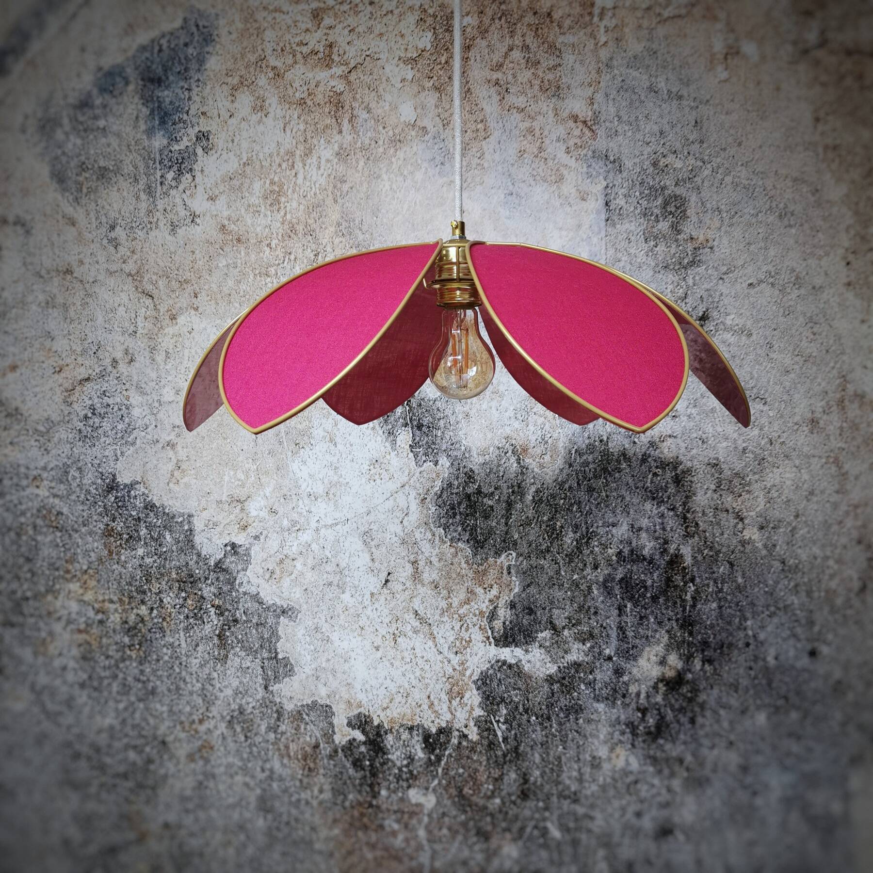 6-petal flower suspension with metal structure and fuchsia linen petals