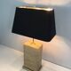 Importante lampe en pierre reconstituée et laiton