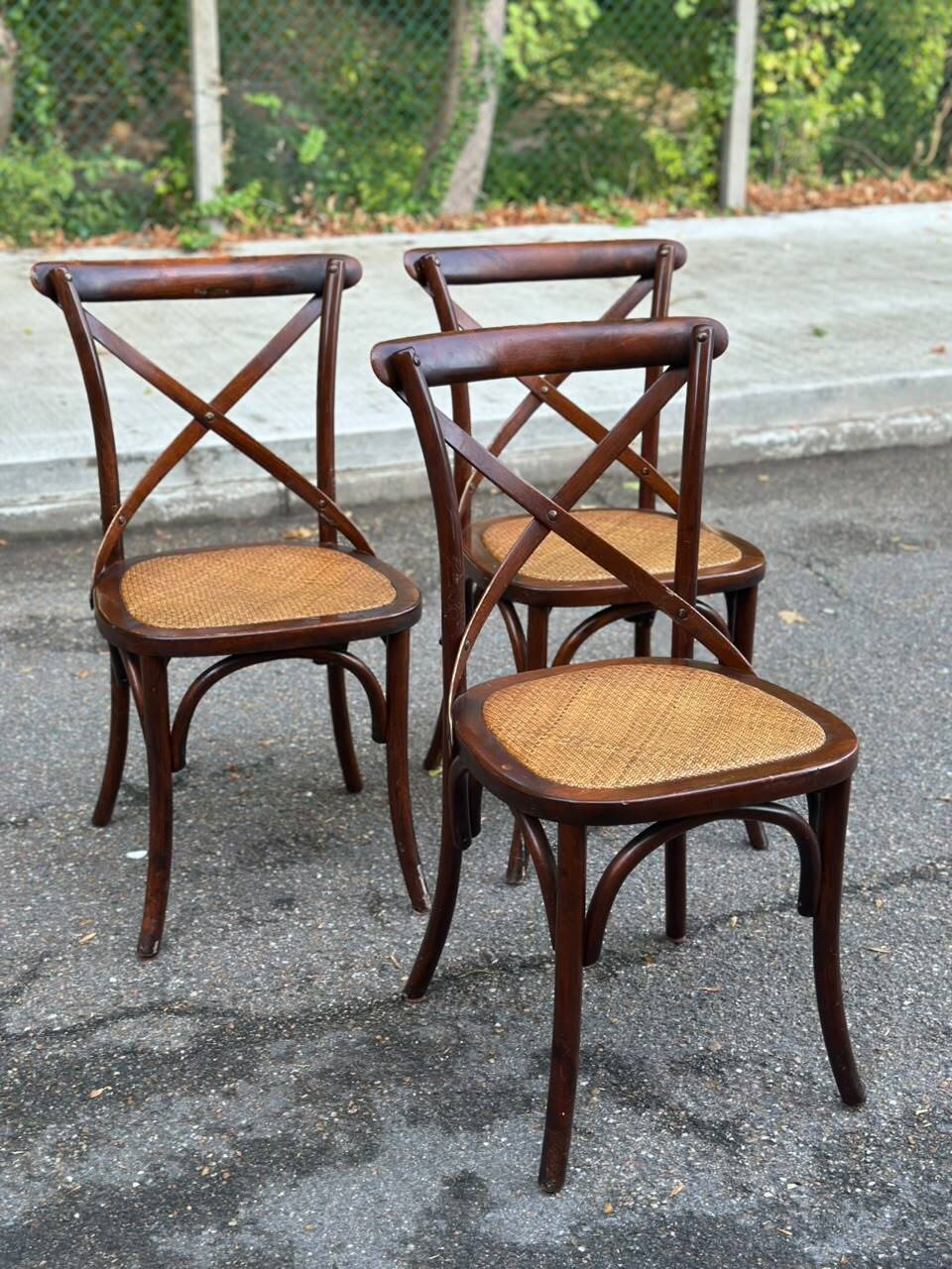 4 bistro chairs with curved wooden backs and cross braces / Crossback