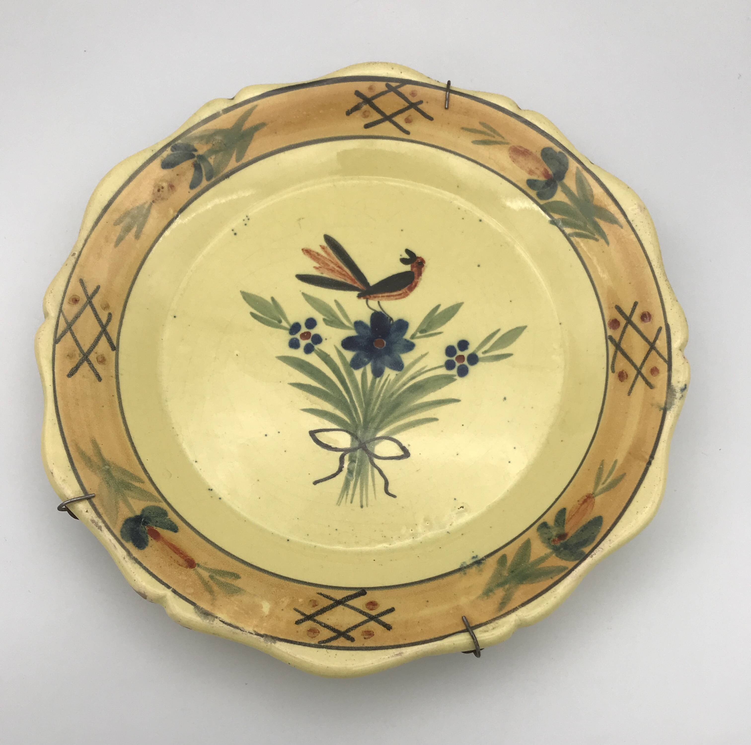 Assiette murale en faïence de quimper primavera, décor de fleurs et oiseau