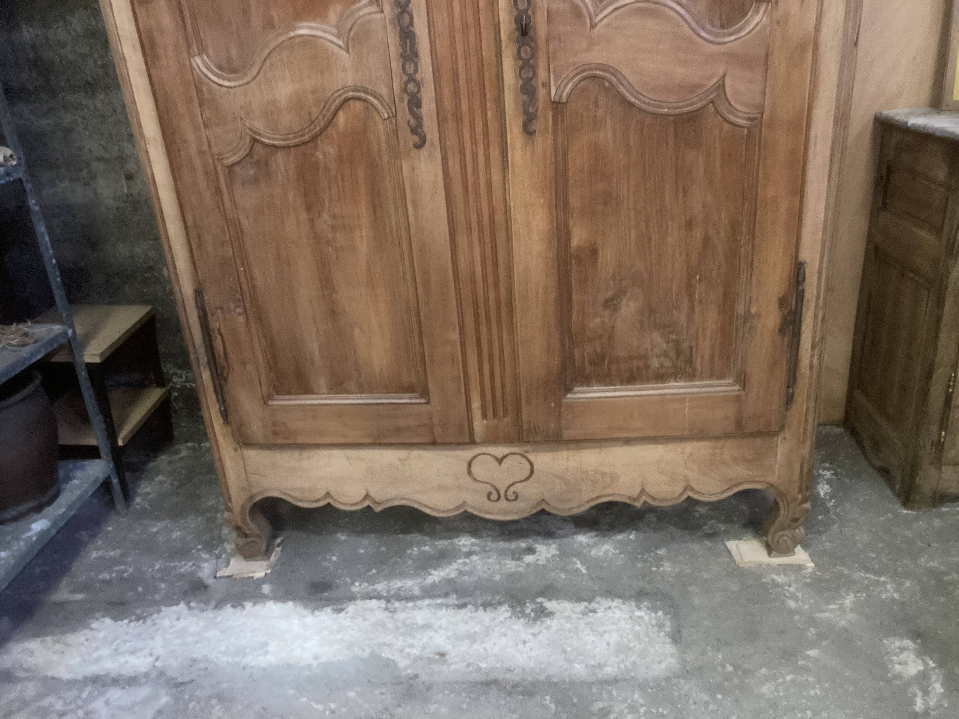 Wardrobe dressing of married 19 th raw aspect.