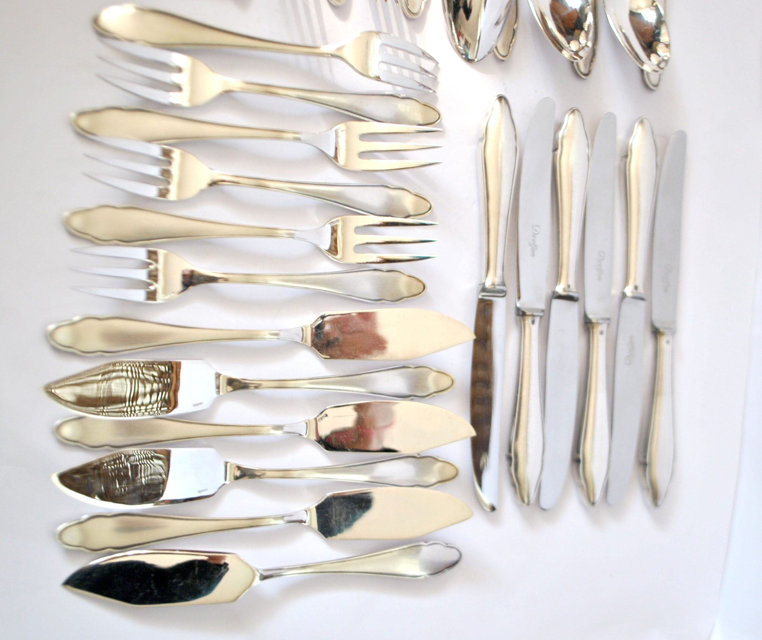 DEETJEN 30-piece modernist cutlery set with scalloped edges