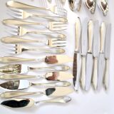 DEETJEN 30-piece modernist cutlery set with scalloped edges