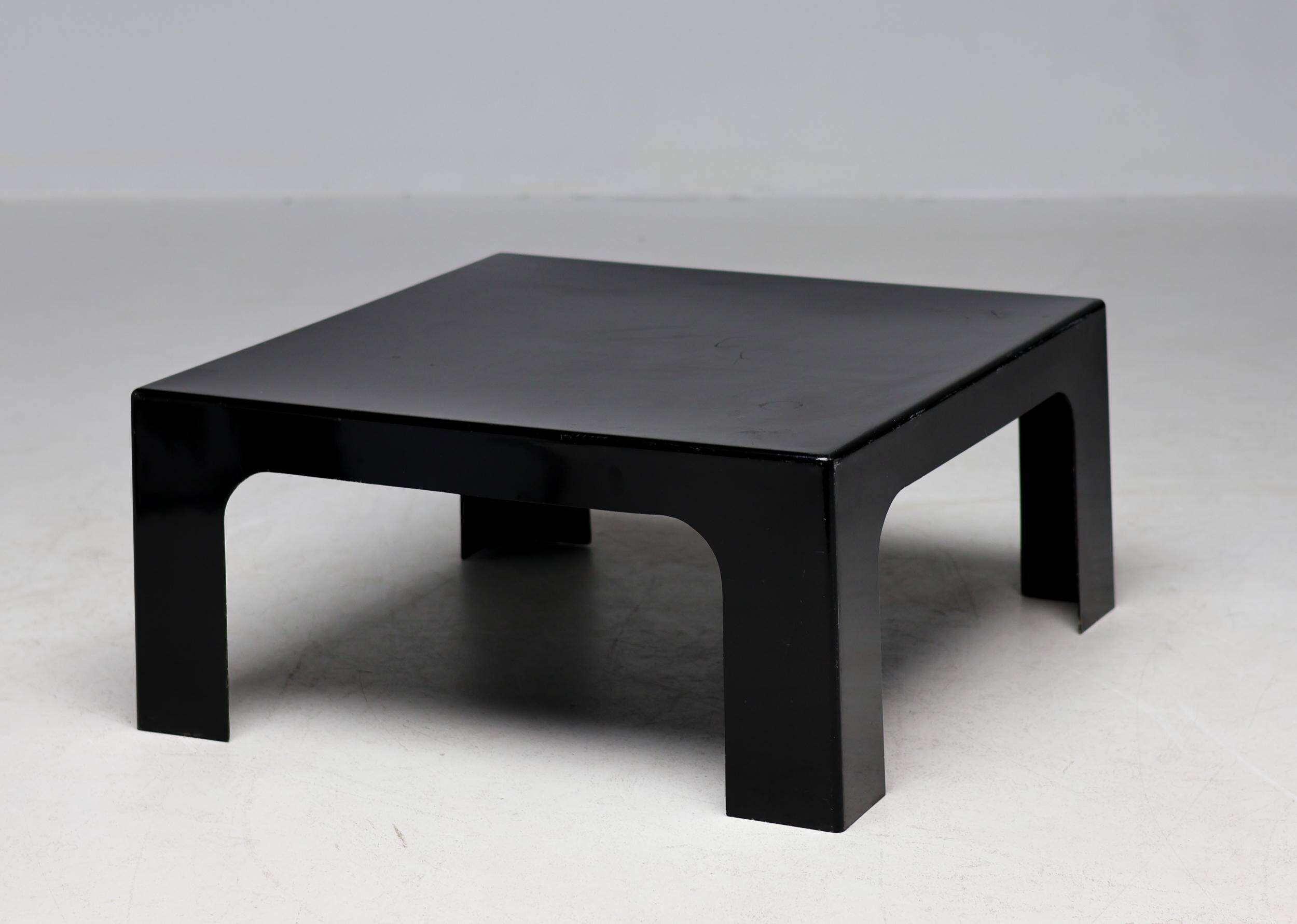 Table basse carrée en fibre de verre noire italienne des années 1970