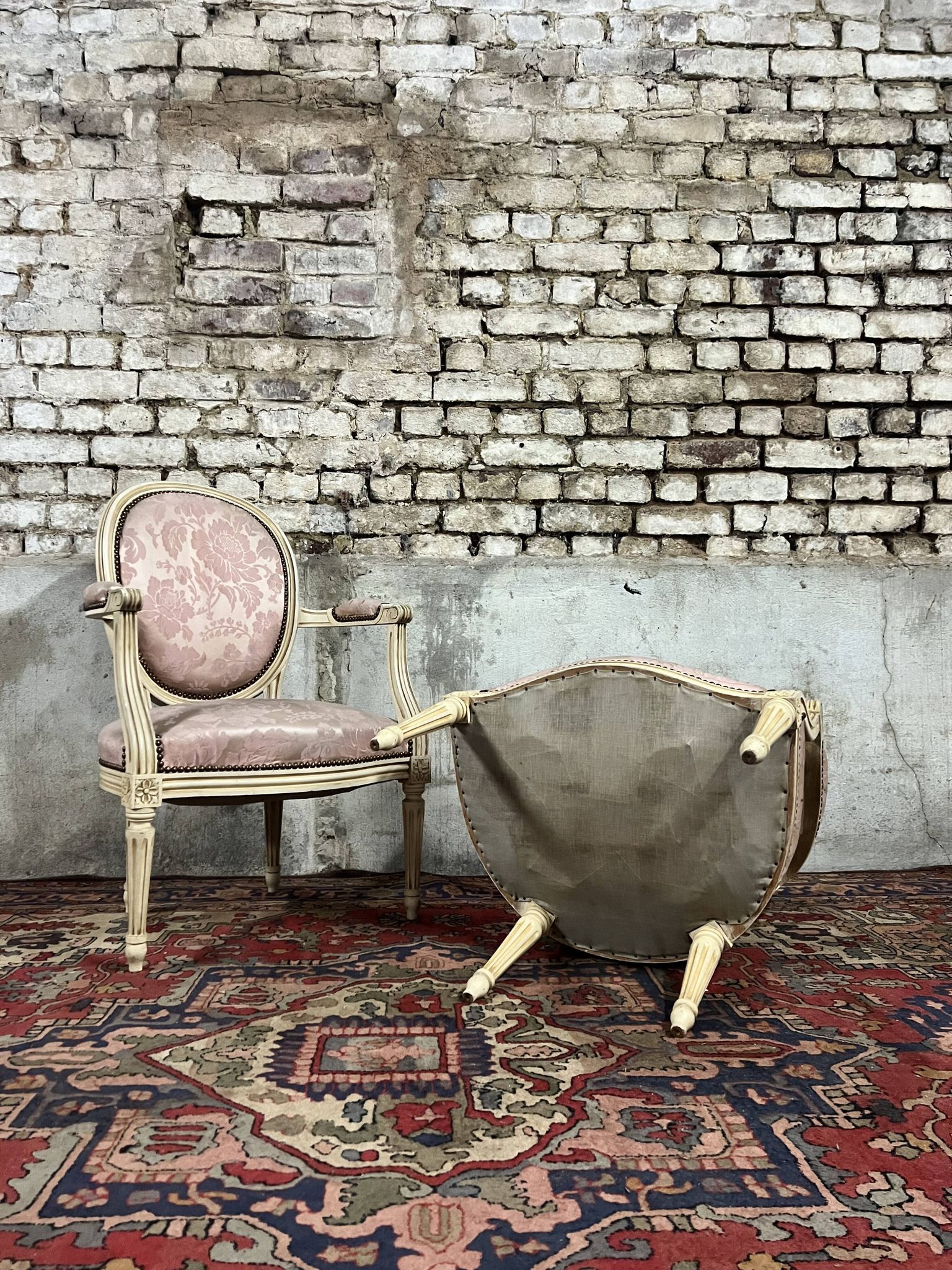 Paire de fauteuils dossier médaillon en bois laqué crème de style louis xvi