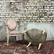Paire de fauteuils dossier médaillon en bois laqué crème de style louis xvi