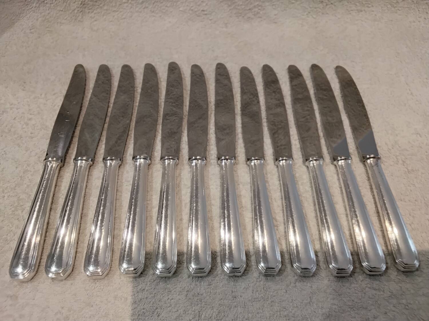 12 silver-plated table knives by Christofle America, 24.5cm