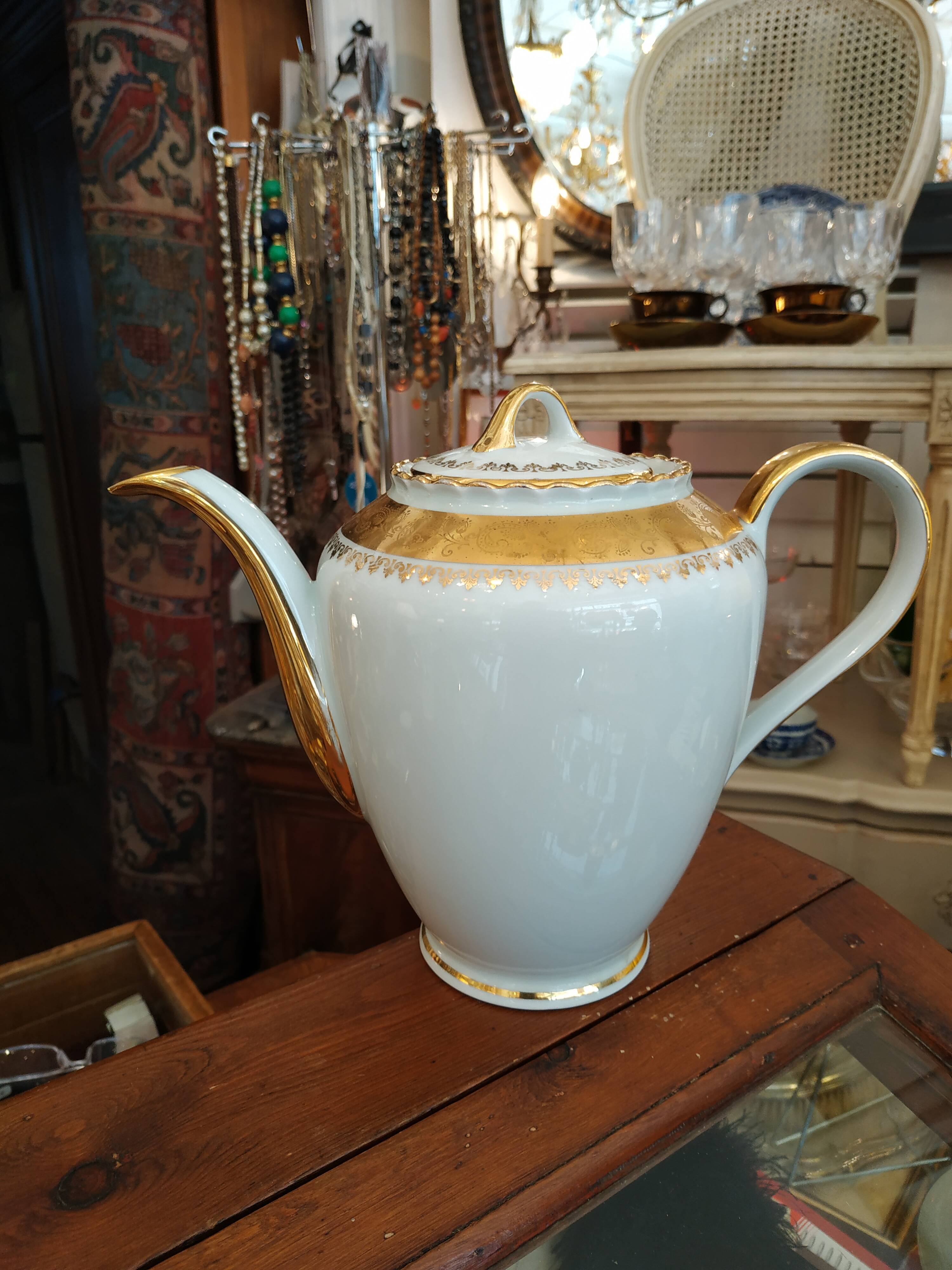 Coffee service 12 cups in white and gold porcelain