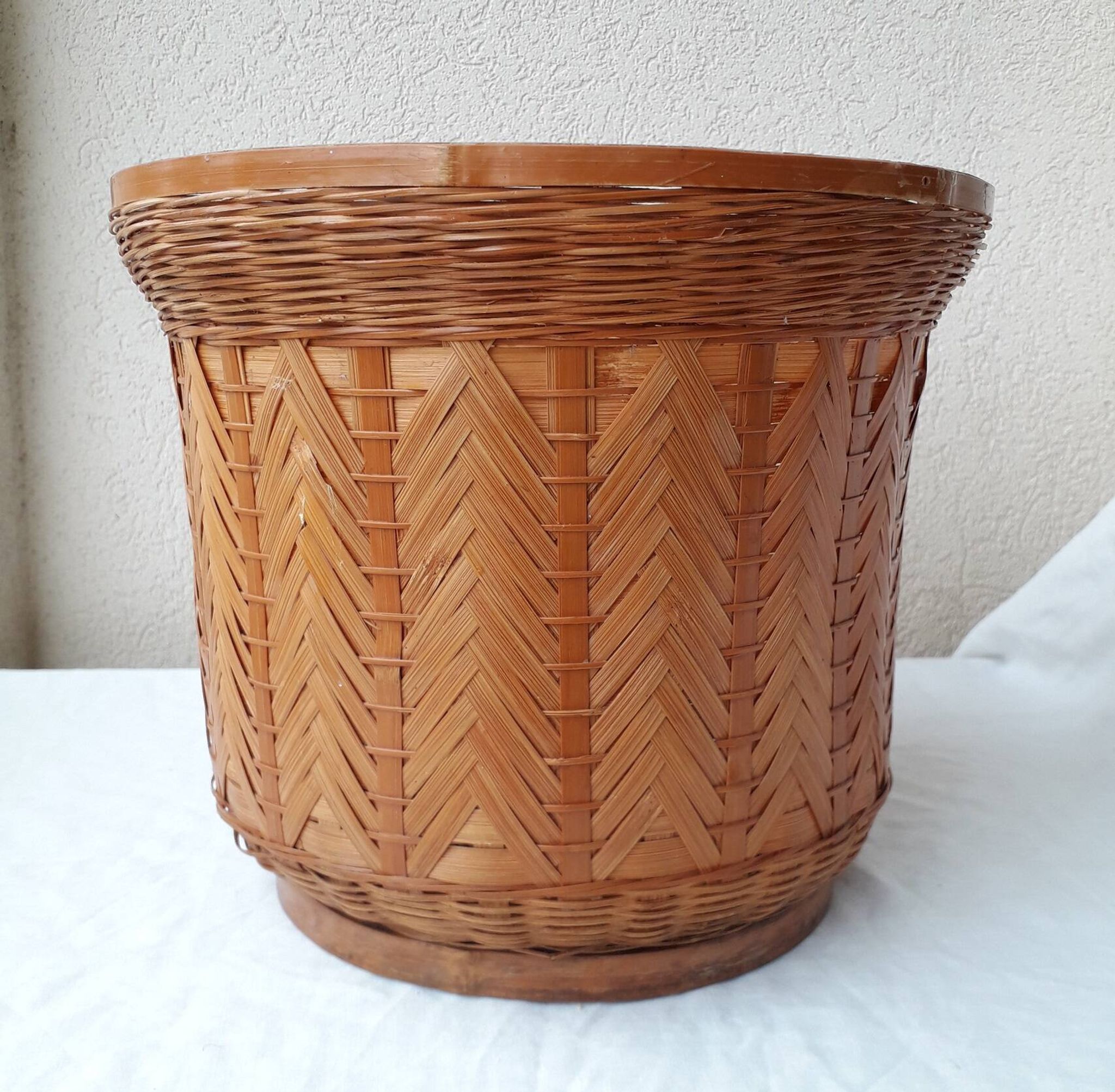 Wicker cache-pot