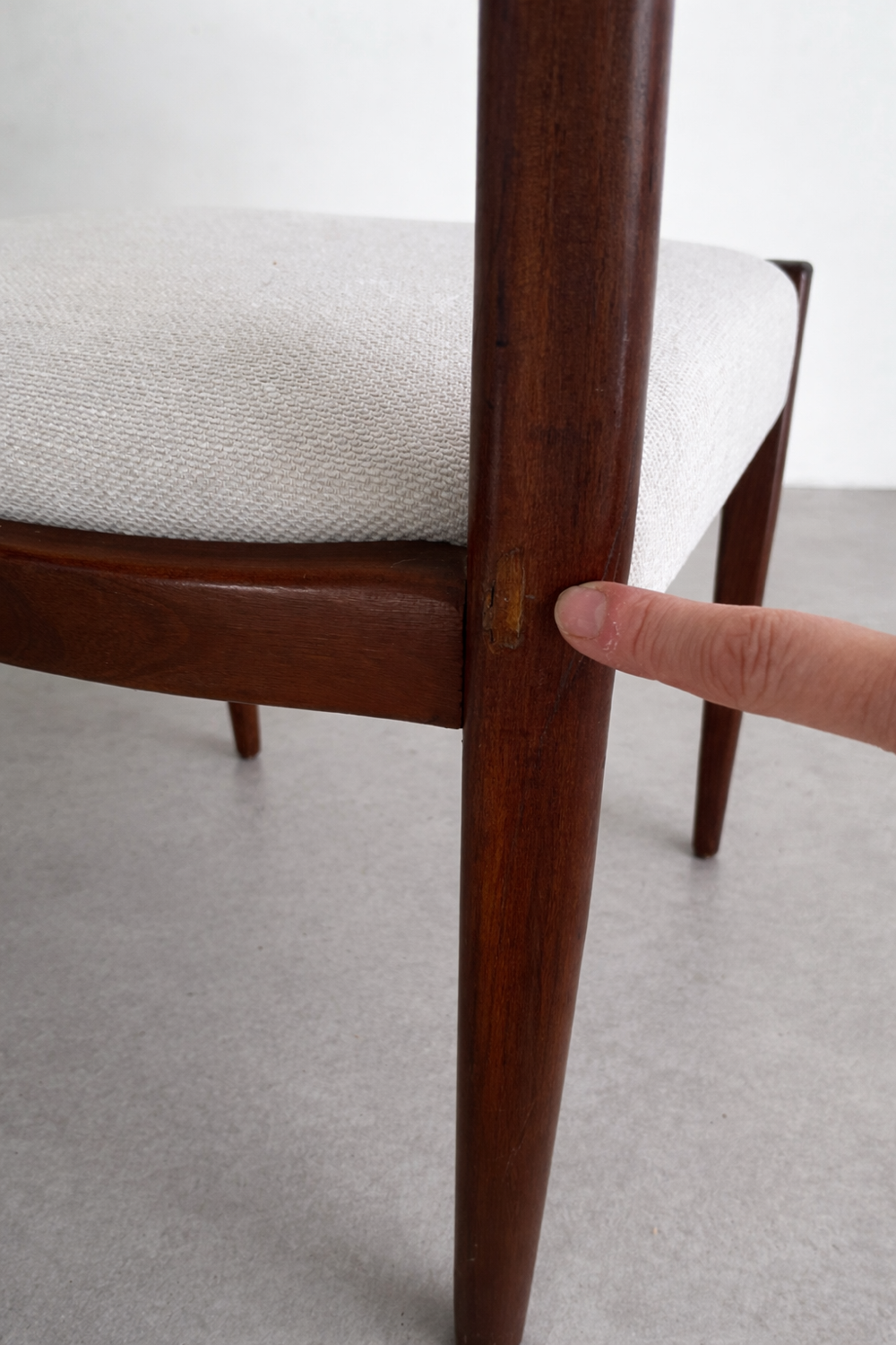 Set of 4 Scandinavian chairs in teak and fabric.