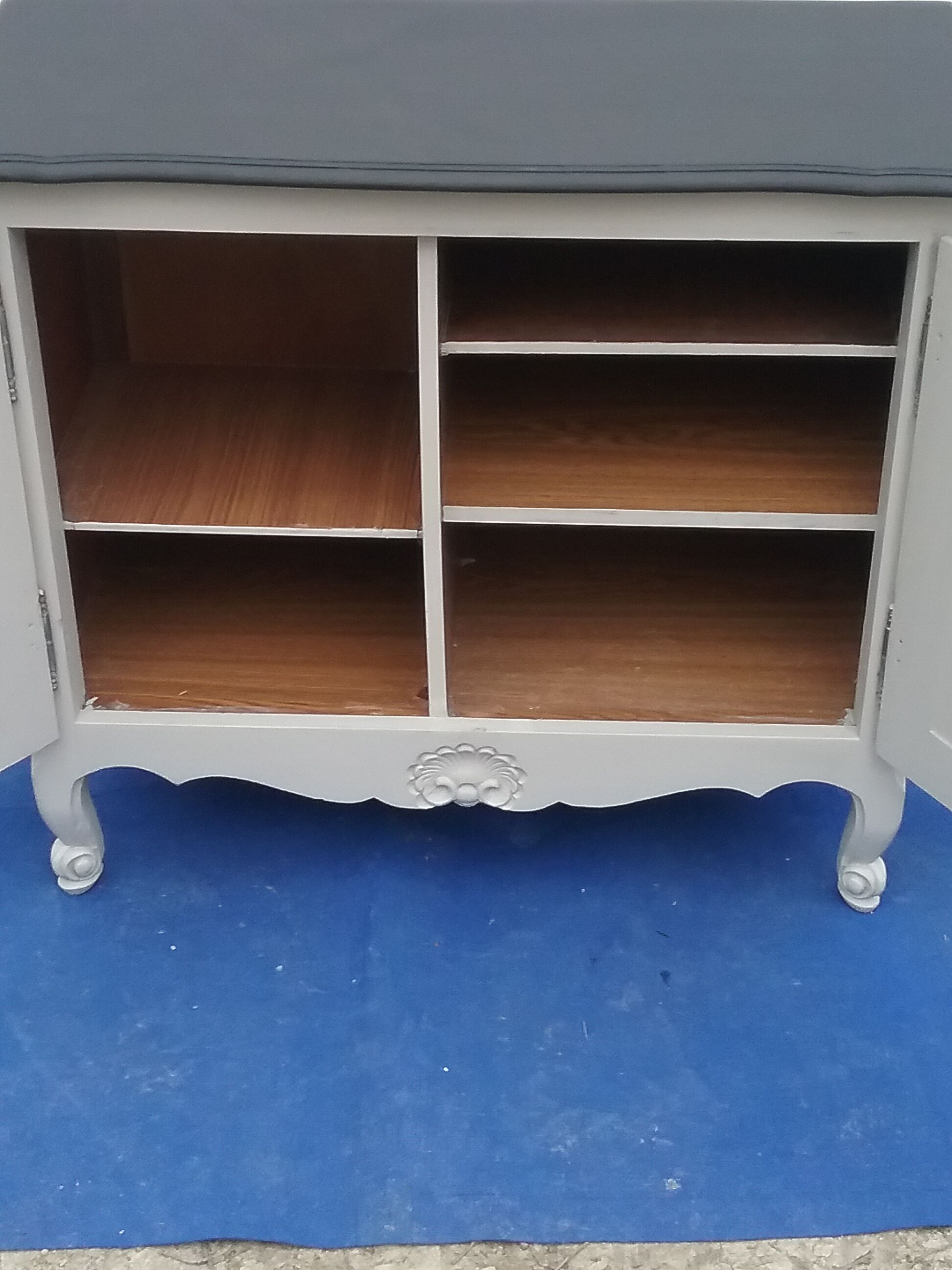 Sideboard style Louis XV light gray