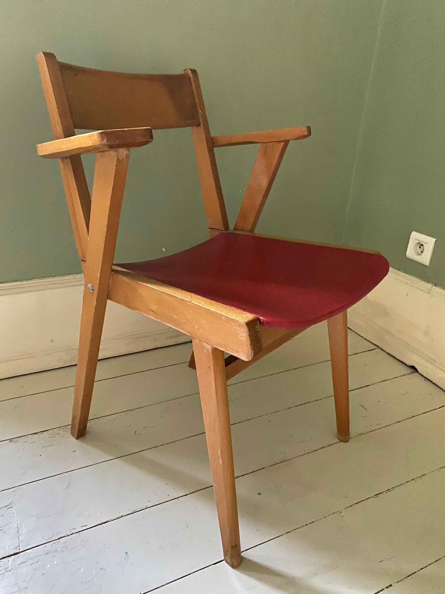 Fauteuil en bois blond et simili cuir rouge 1960
