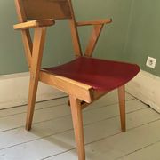 Fauteuil en bois blond et simili cuir rouge 1960