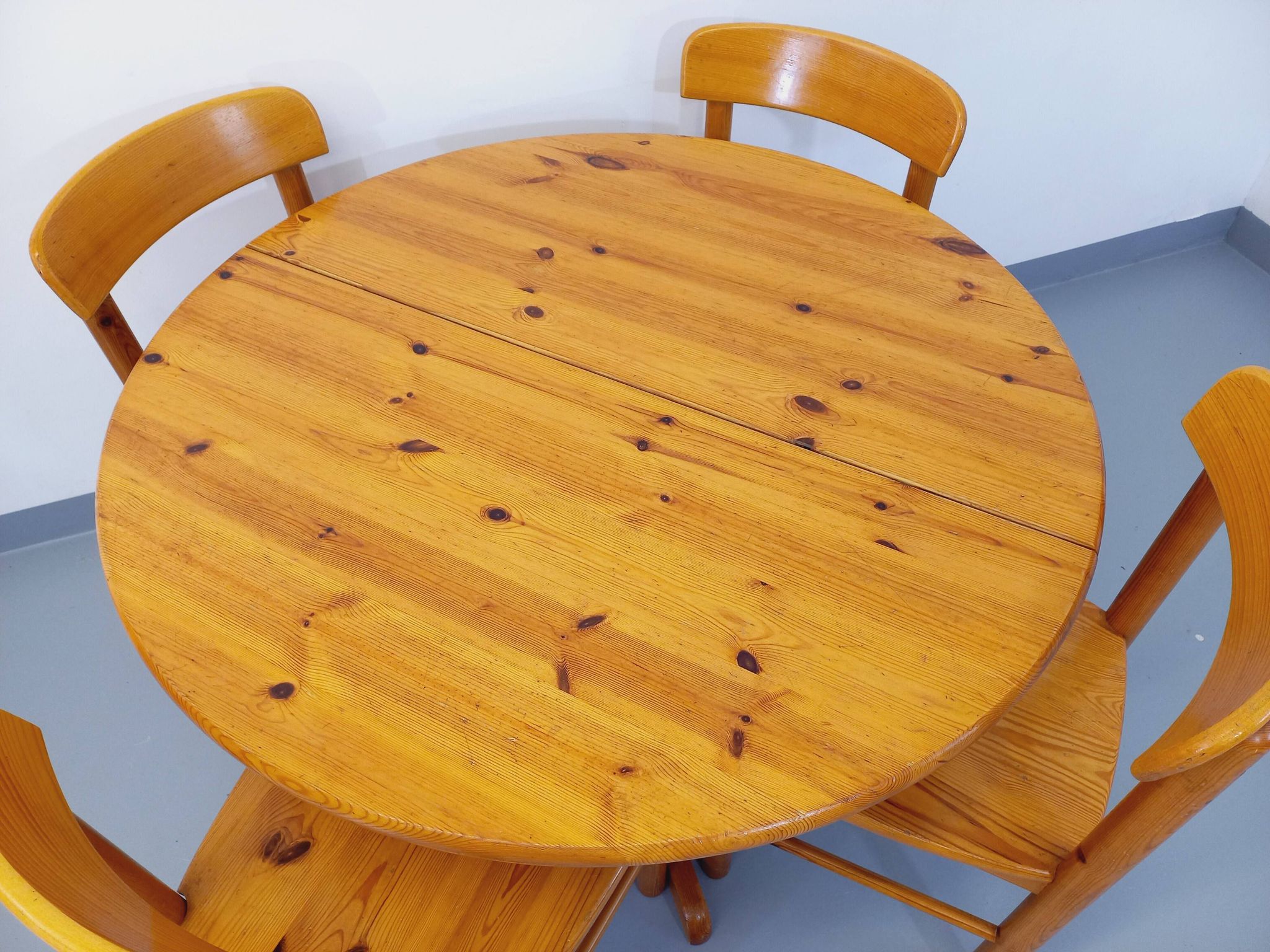 Suite of a round table with extension and 4 vintage pine chairs from the 60s and 70s