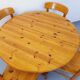 Suite d’une table ronde avec rallonge et 4 chaises vintage en pin des années 60 70