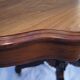 Gueridon en noyer à plateau violonné ouvrant par deux tiroirs en ceinture. Epoque Louis Philippe.