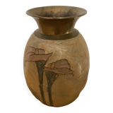 Petit vase en laiton cloisonné dans les tons vert, rosé et beige. Motifs floraux.