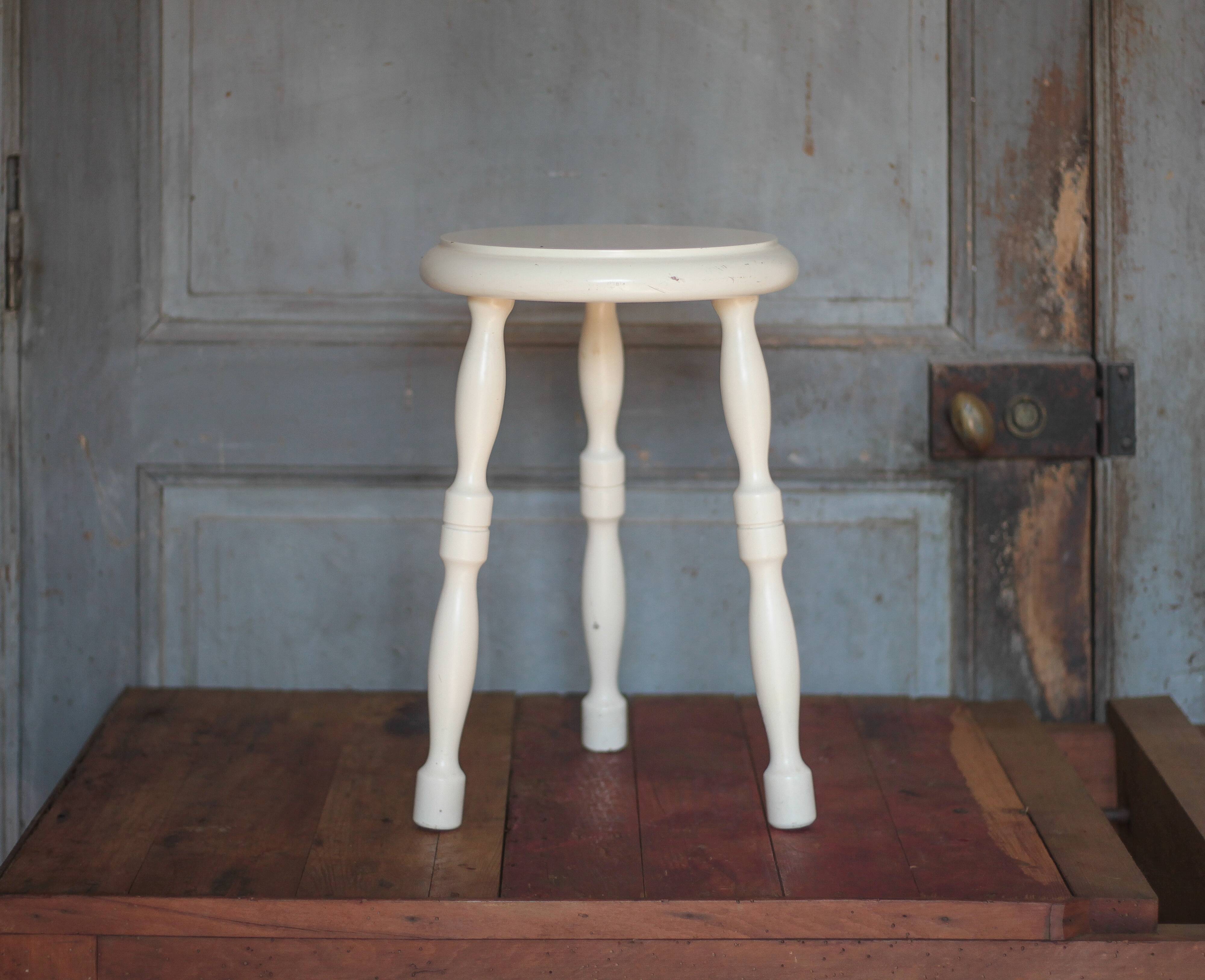 Tabouret vintage, tabouret bois teinte blanc, tabouret d'appoint