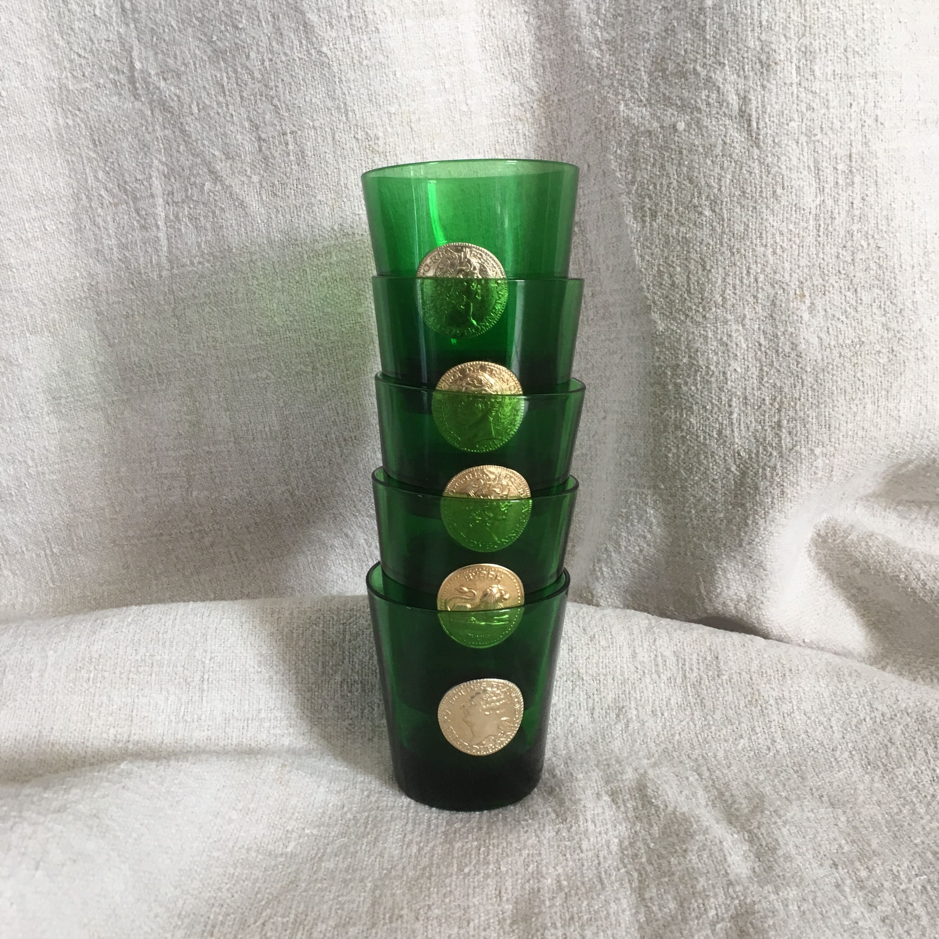 5 verres verts à camés médaillons dorés portraits de rois