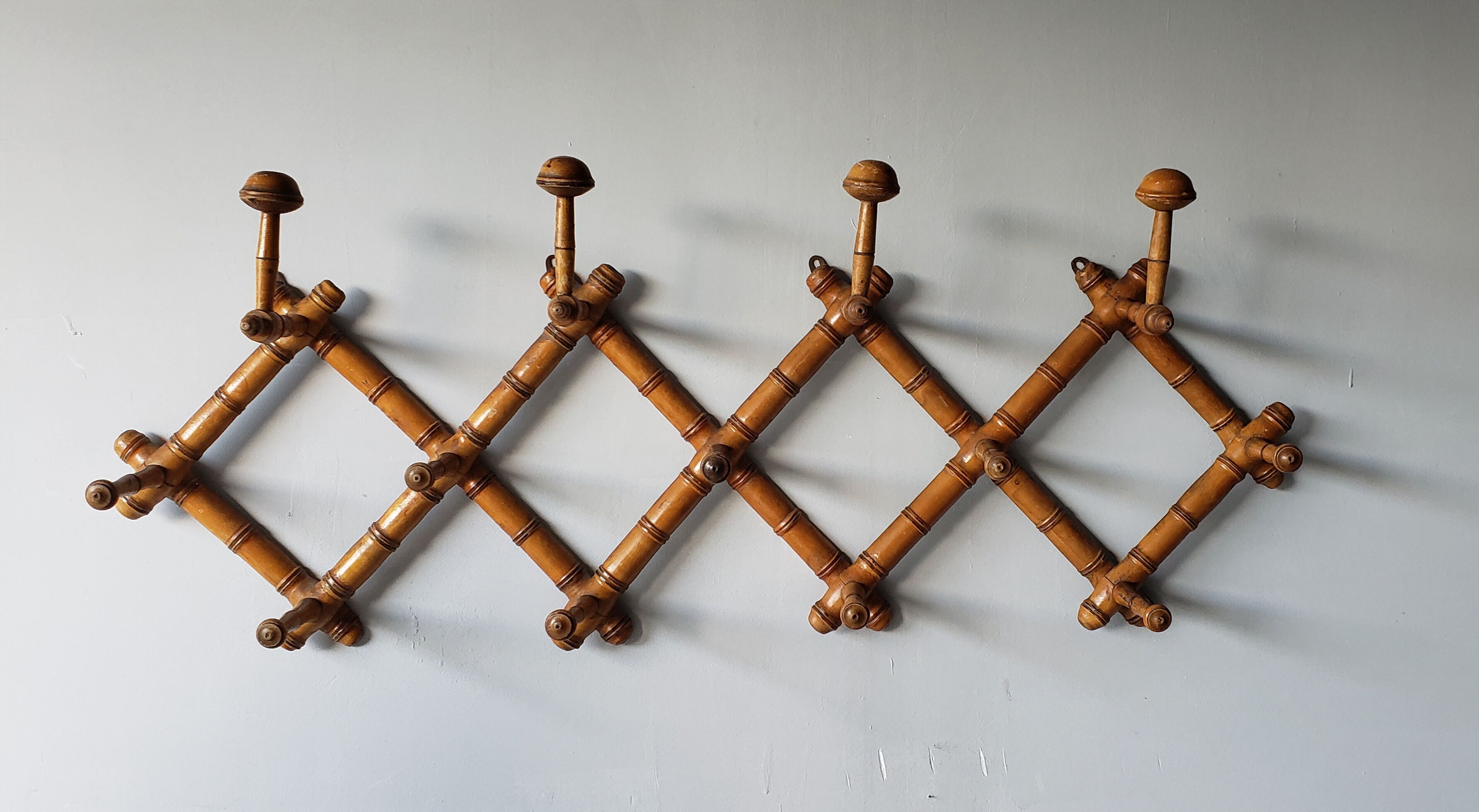 Extendable wooden coat holder