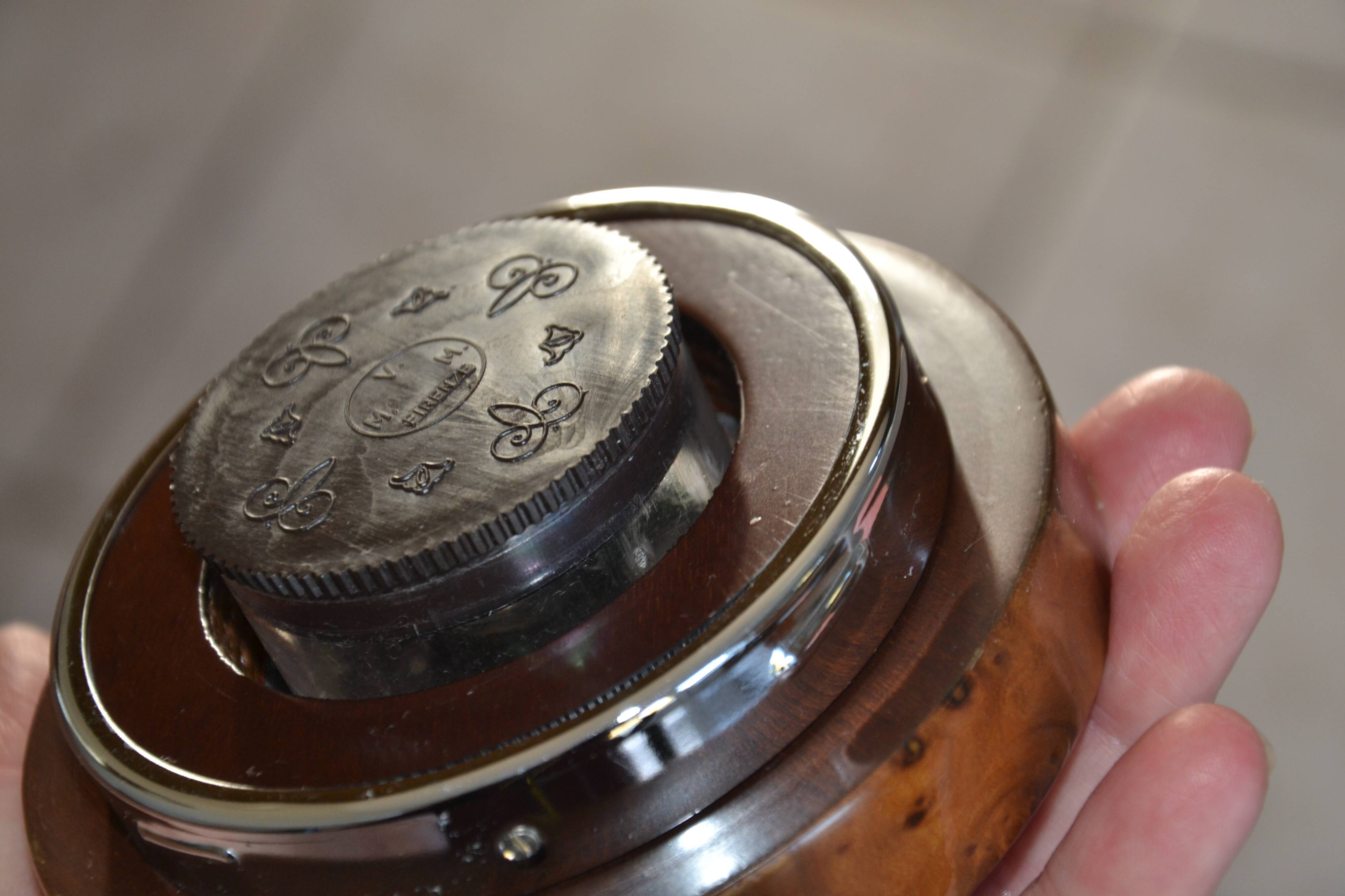 Boîte, pot à tabac en ronce de noyer