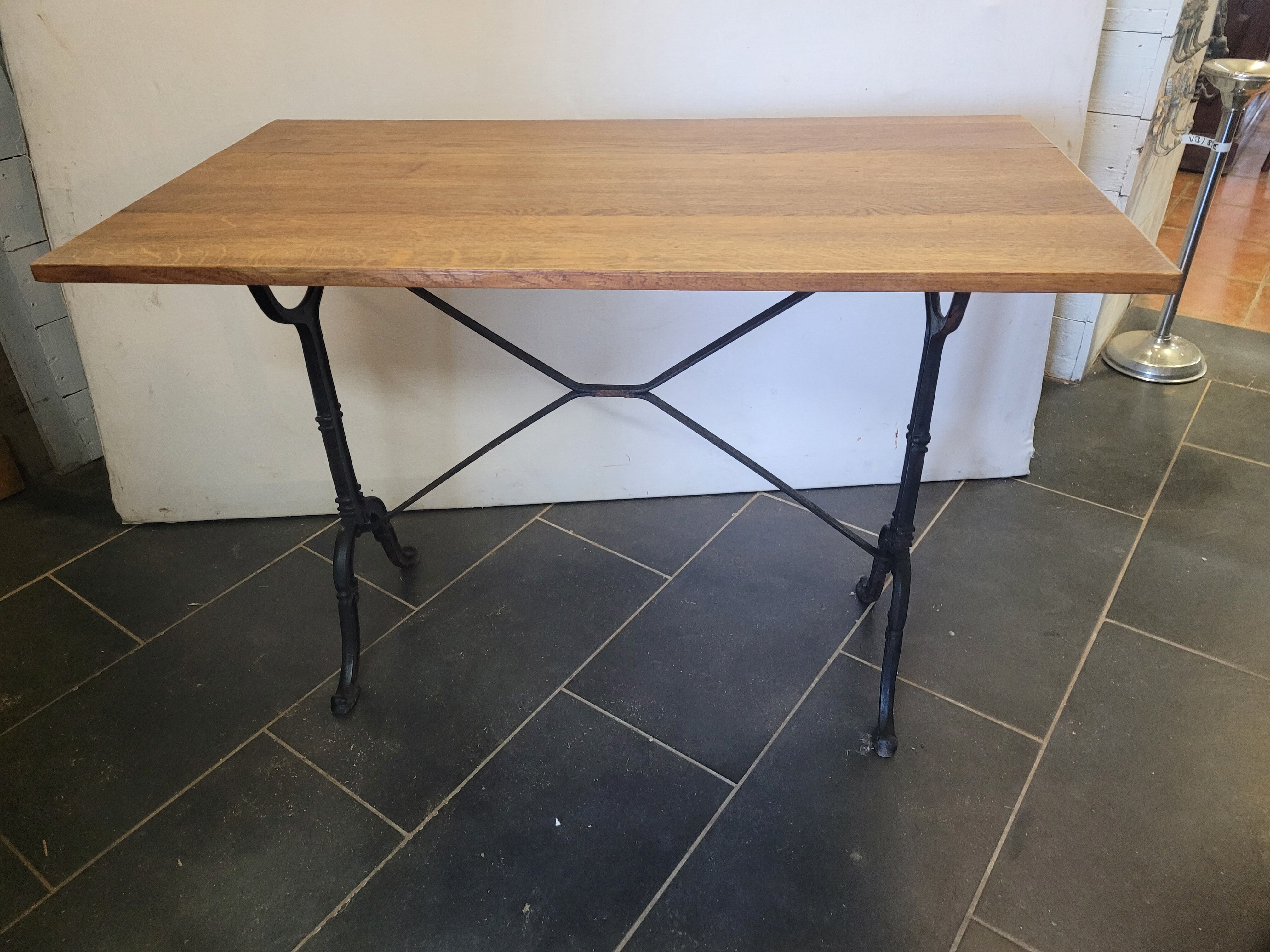 Table bistrot piètement fonte dessus en chêne