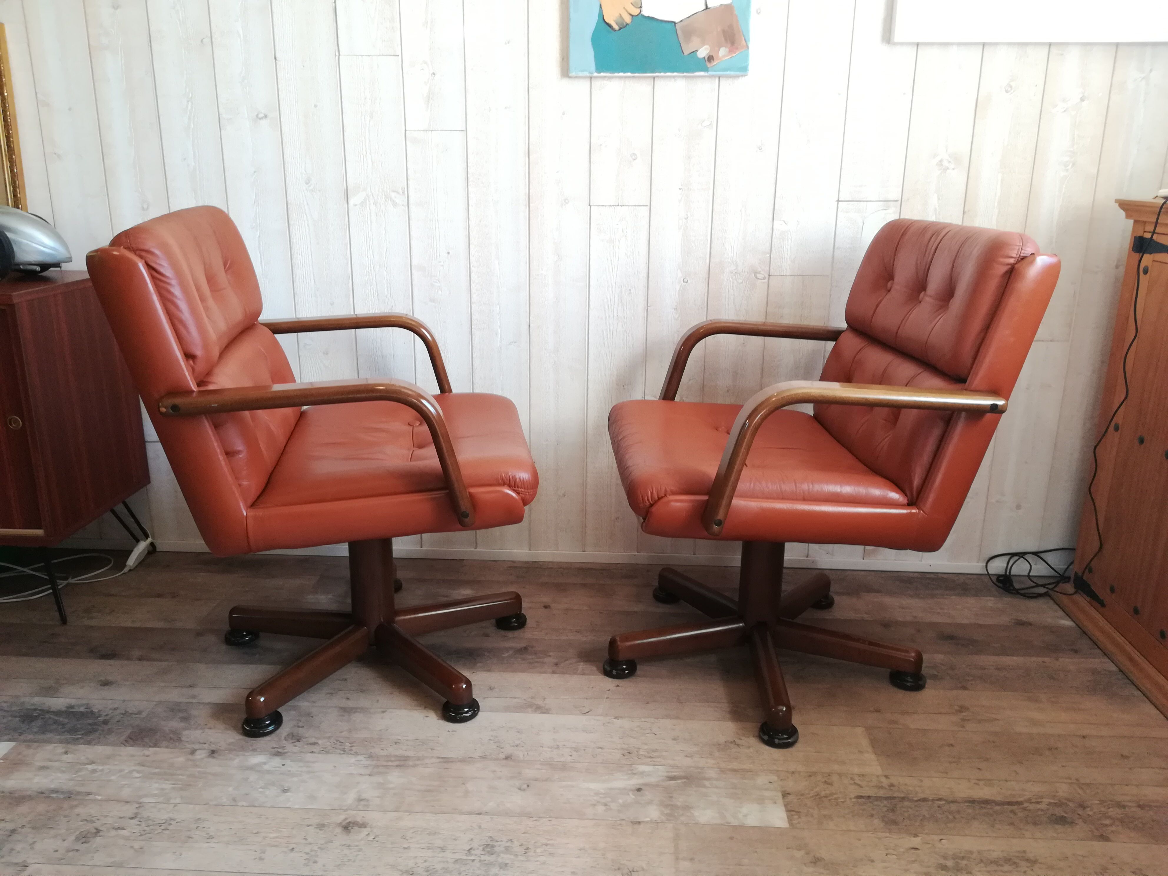 Paire de fauteuils pivotant havane vintage Italie